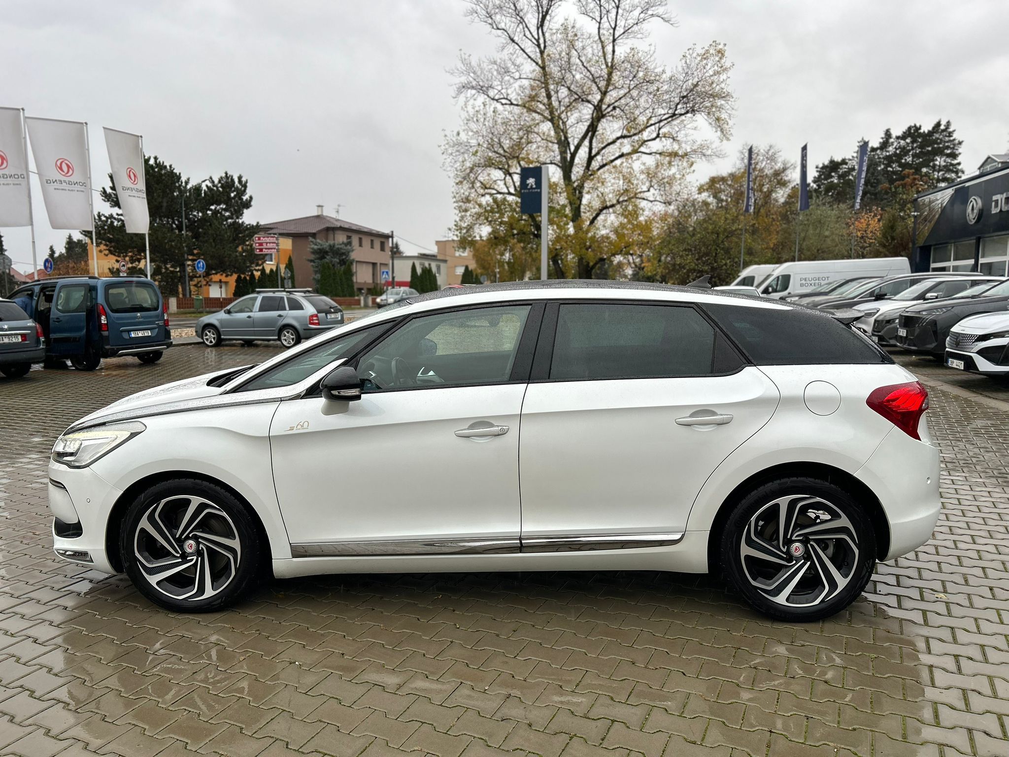 Citroën DS5, 2.0BHDI 180 AT6* SO CHIC*DS60 - fotka 5