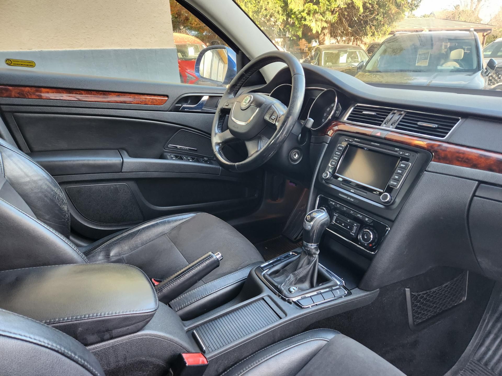 Škoda Superb, 2.0-PRAV.SERVIS-TOP VÝBAVA - fotka 2
