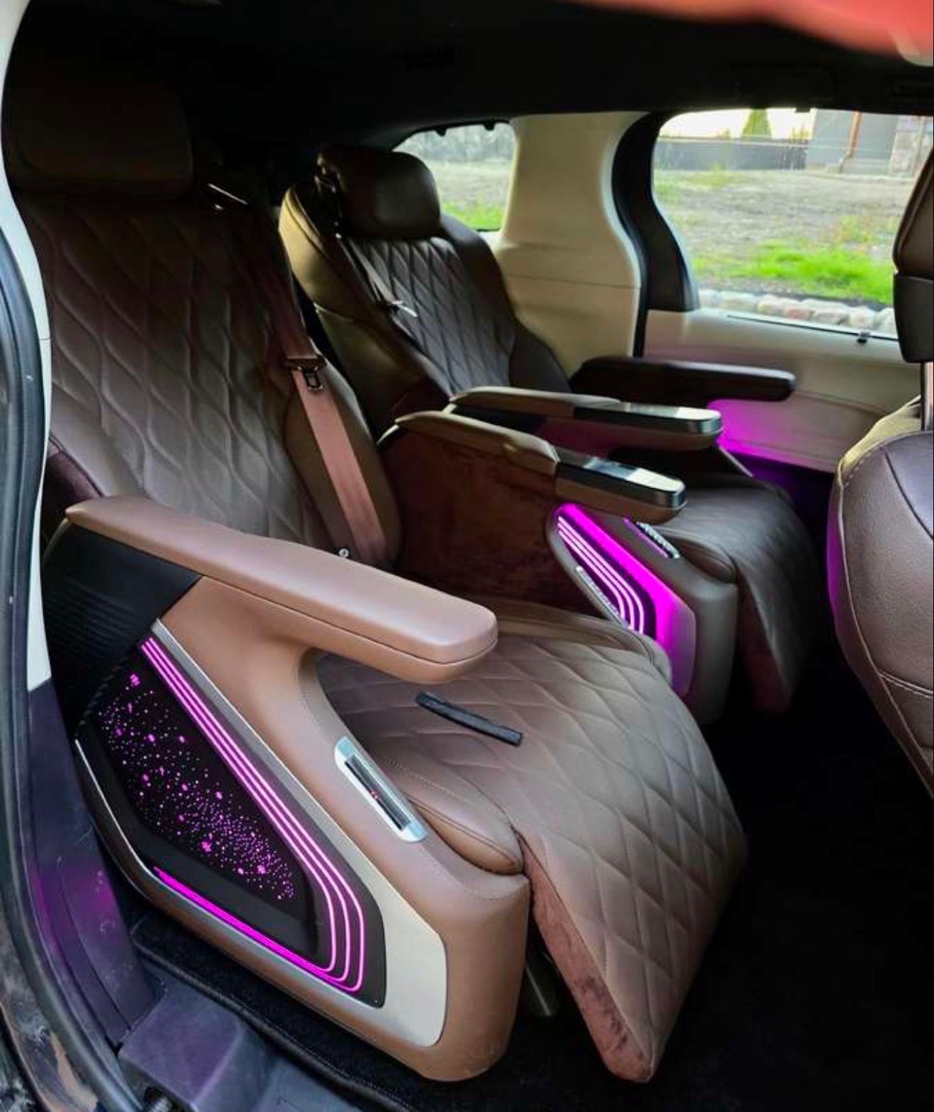 Toyota Sienna, 2.5L Hybrid Platinum Full 4x4 - fotka 2
