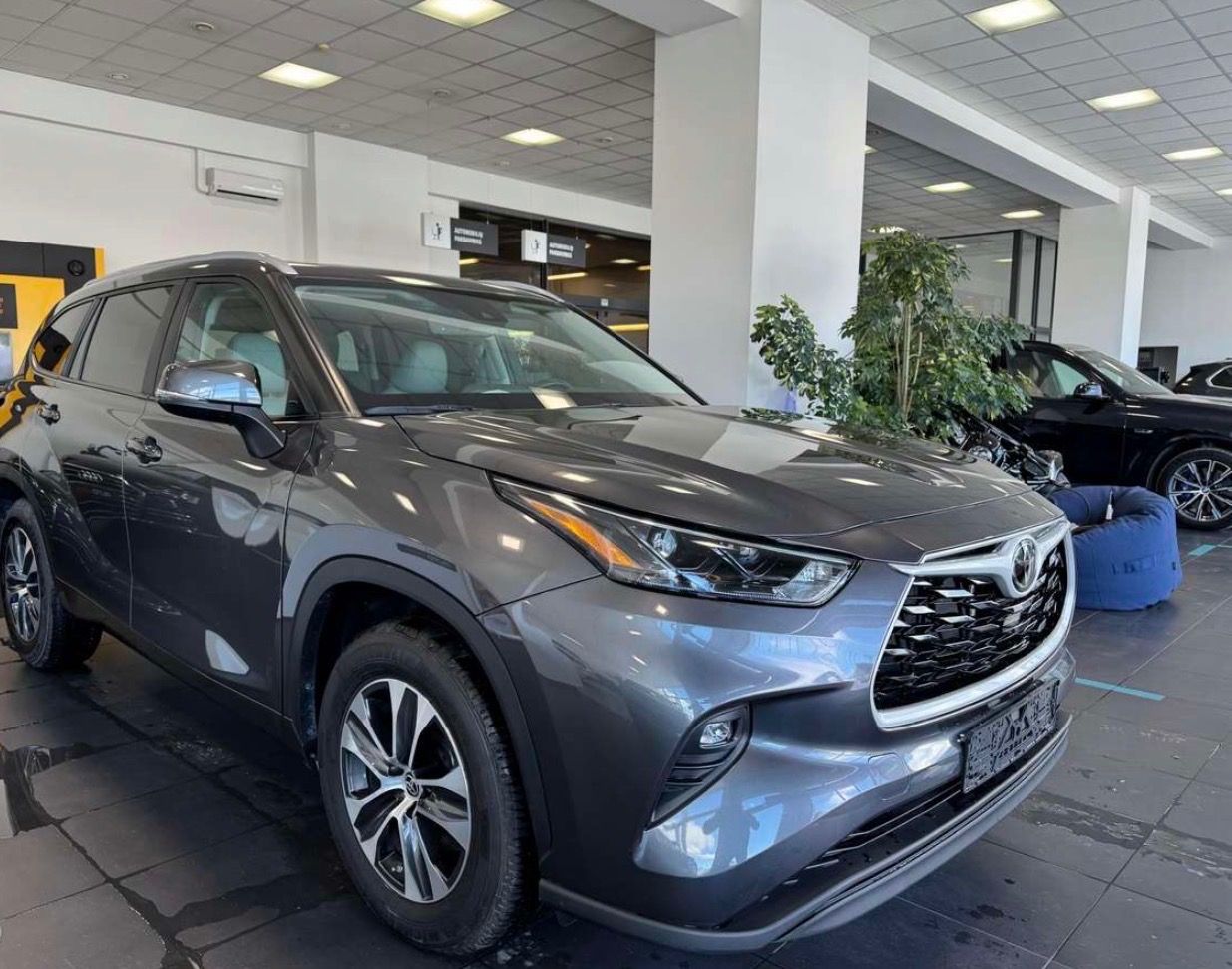 Toyota Highlander, 2.4L Turbo 269HP XLE 8 Míst