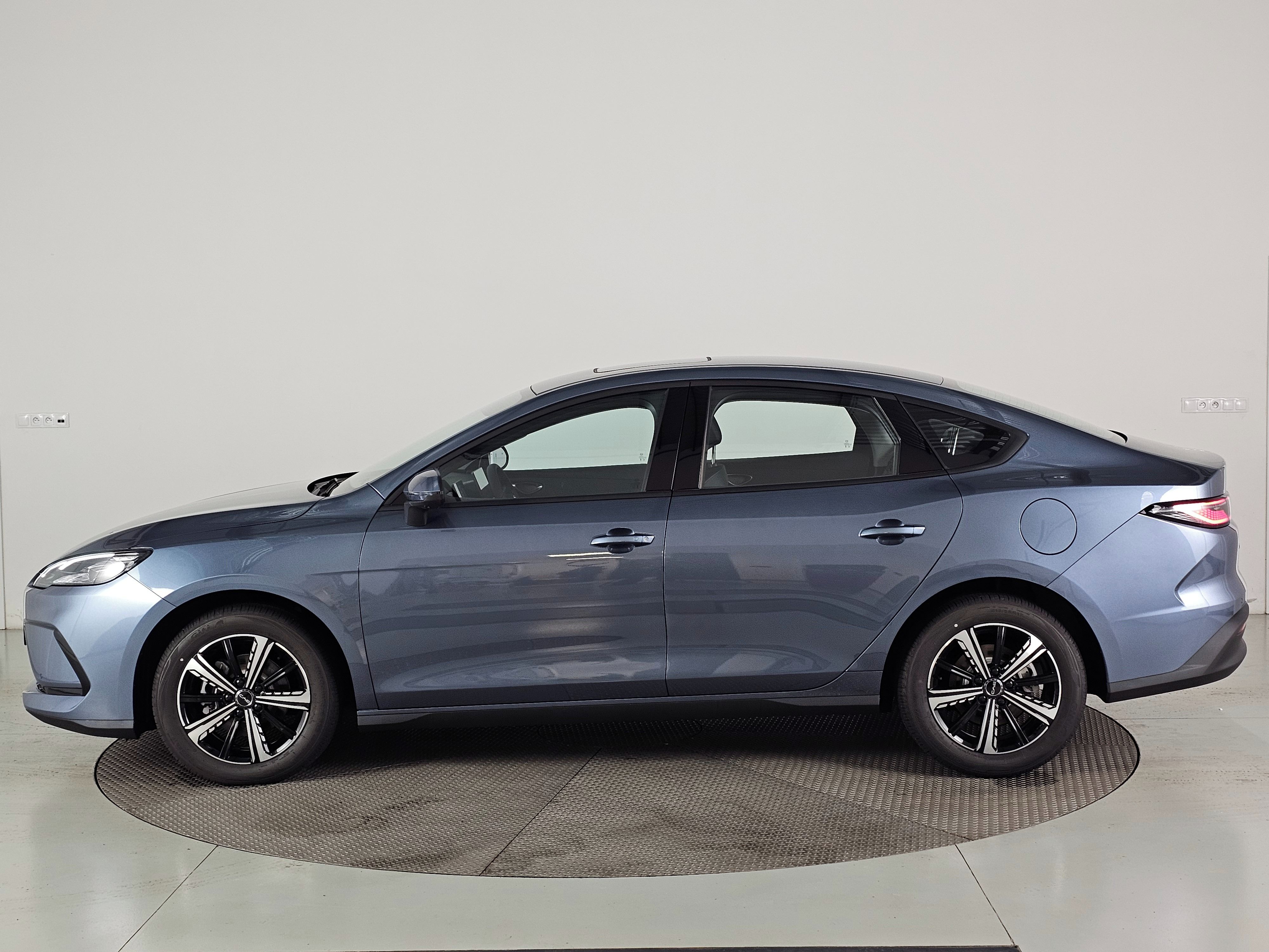 BYD Seal 5 DM-i, PLUG-IN 212k DESIGN - fotka 2