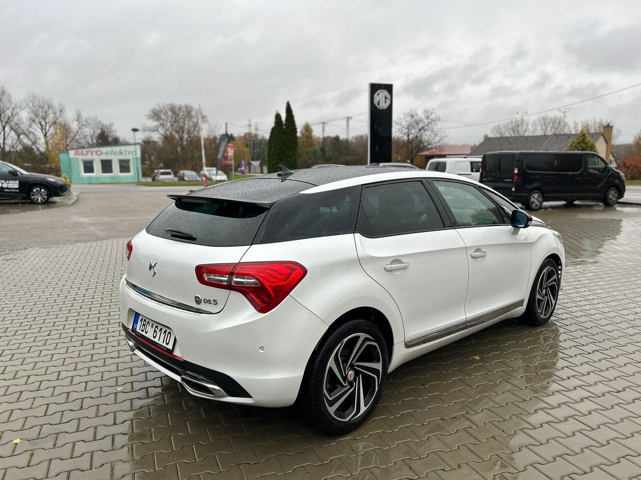 Citroën DS5, 2.0BHDI 180 AT6* SO CHIC*DS60 - fotka 4