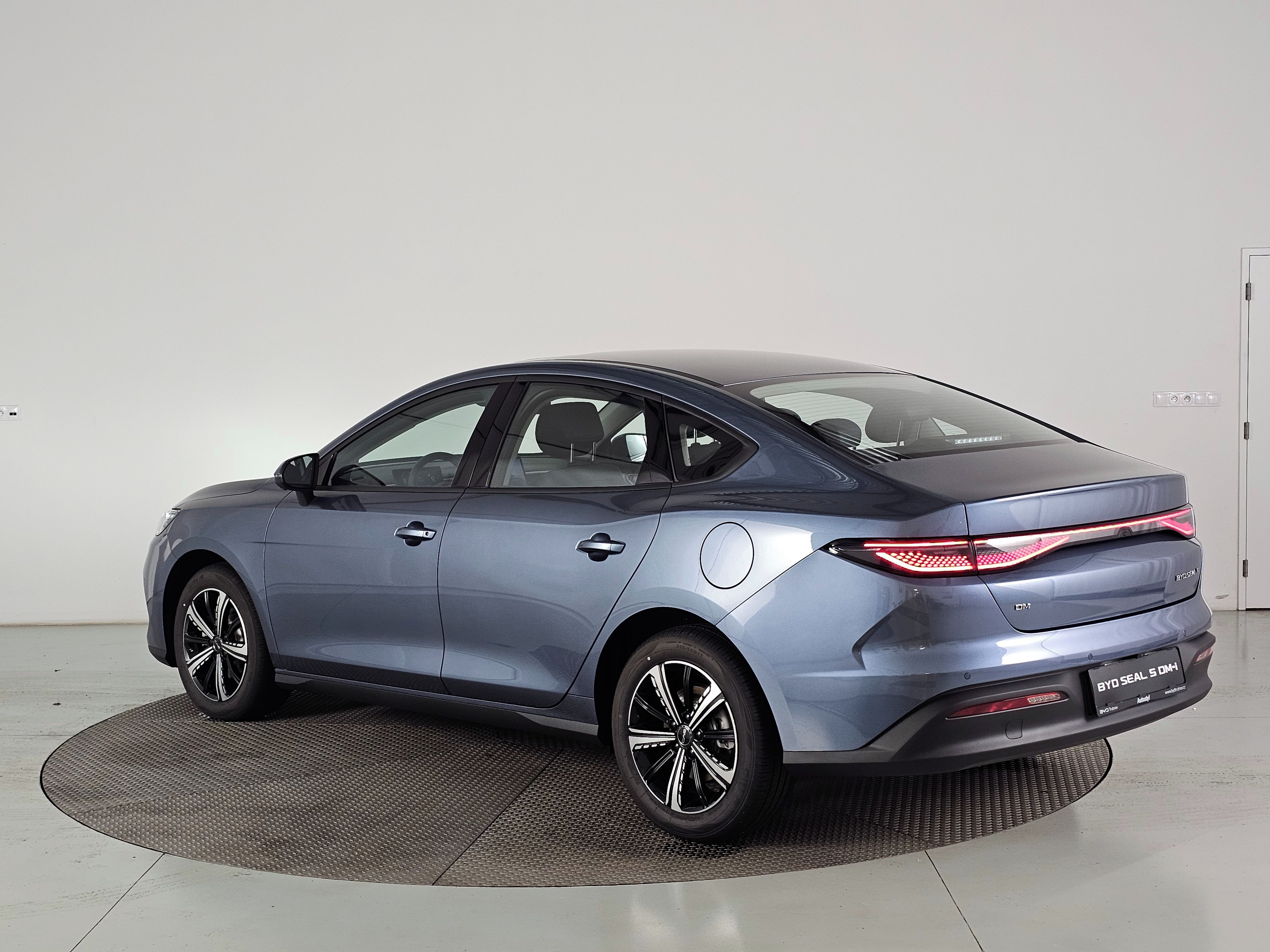 BYD Seal 5 DM-i, PLUG-IN 212k DESIGN - fotka 3