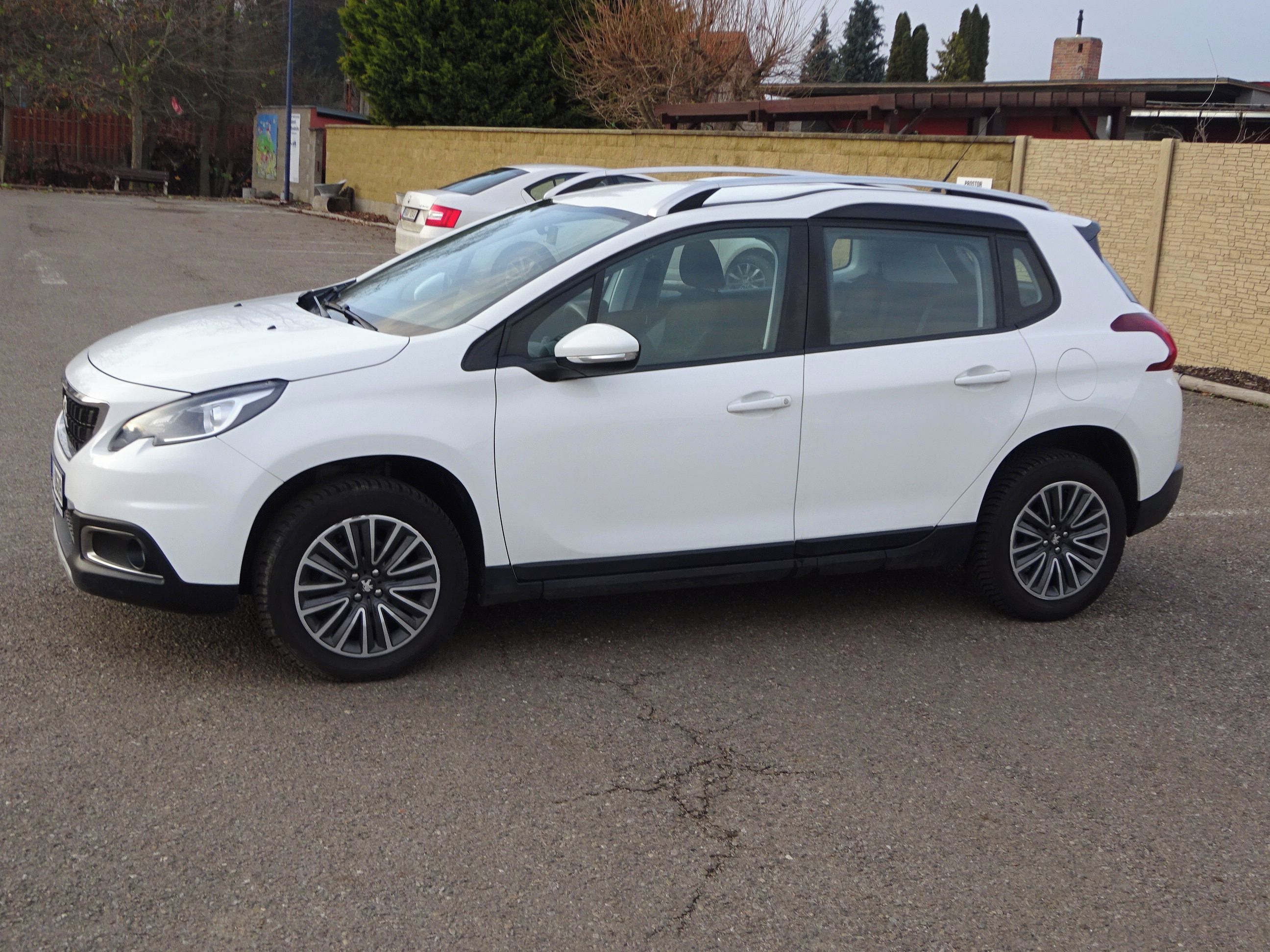 Peugeot 2008, 1.2 Pure 2.Maj.serv.kníž. 81kw - fotka 3