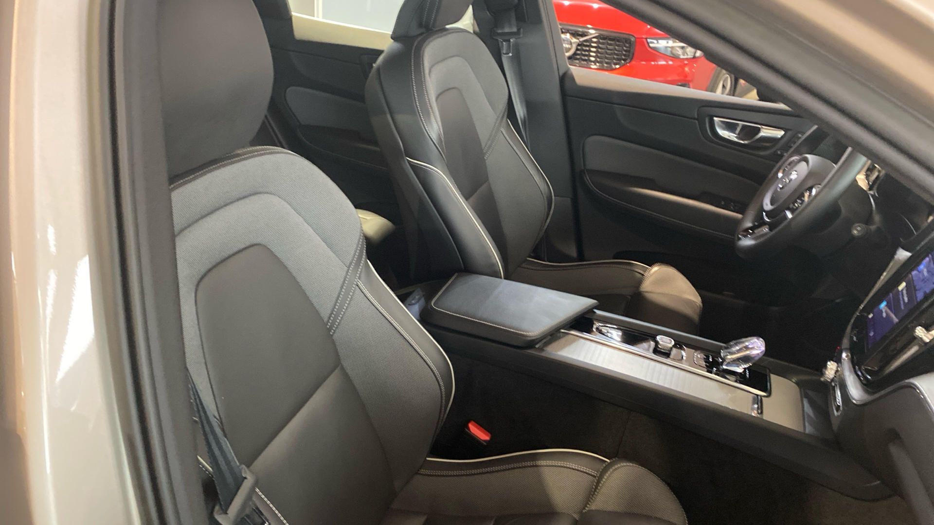 Volvo XC60, PLUS BRIGHT, B4 AWD, 145+10 kW - fotka 5