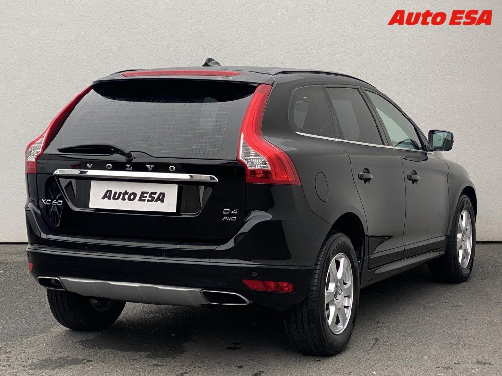 Volvo XC60, 2.4 D4 AWD,ČR,Momentum,AT - fotka 4