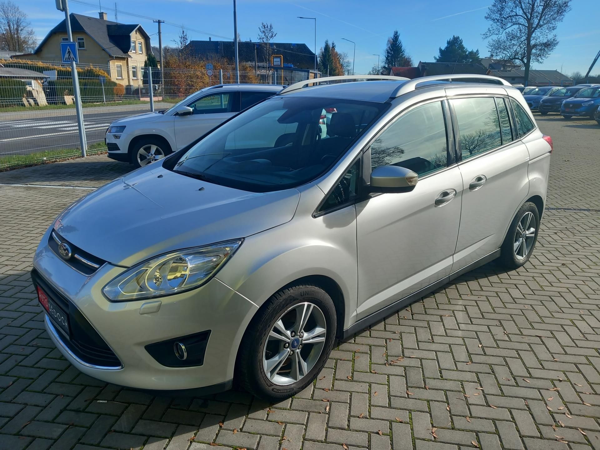 Ford Grand C-MAX, 7 MÍST NAVIGACE POUZE 93t.KM! - fotka 3