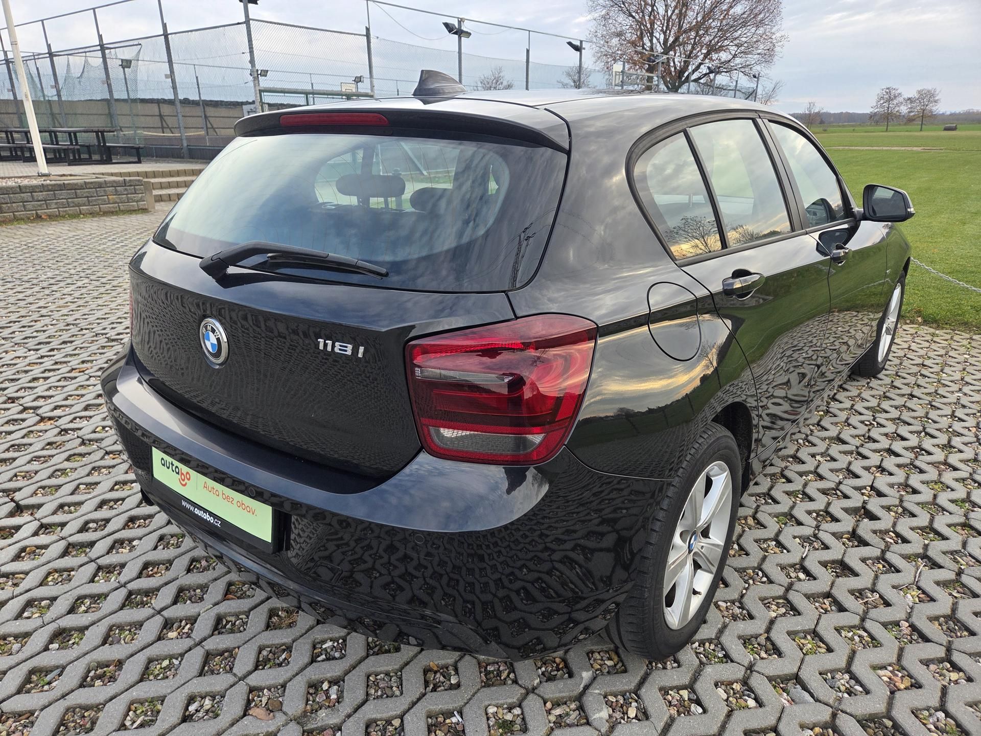 BMW Řada 1, 118i 125 kW, sport, xenon - fotka 6