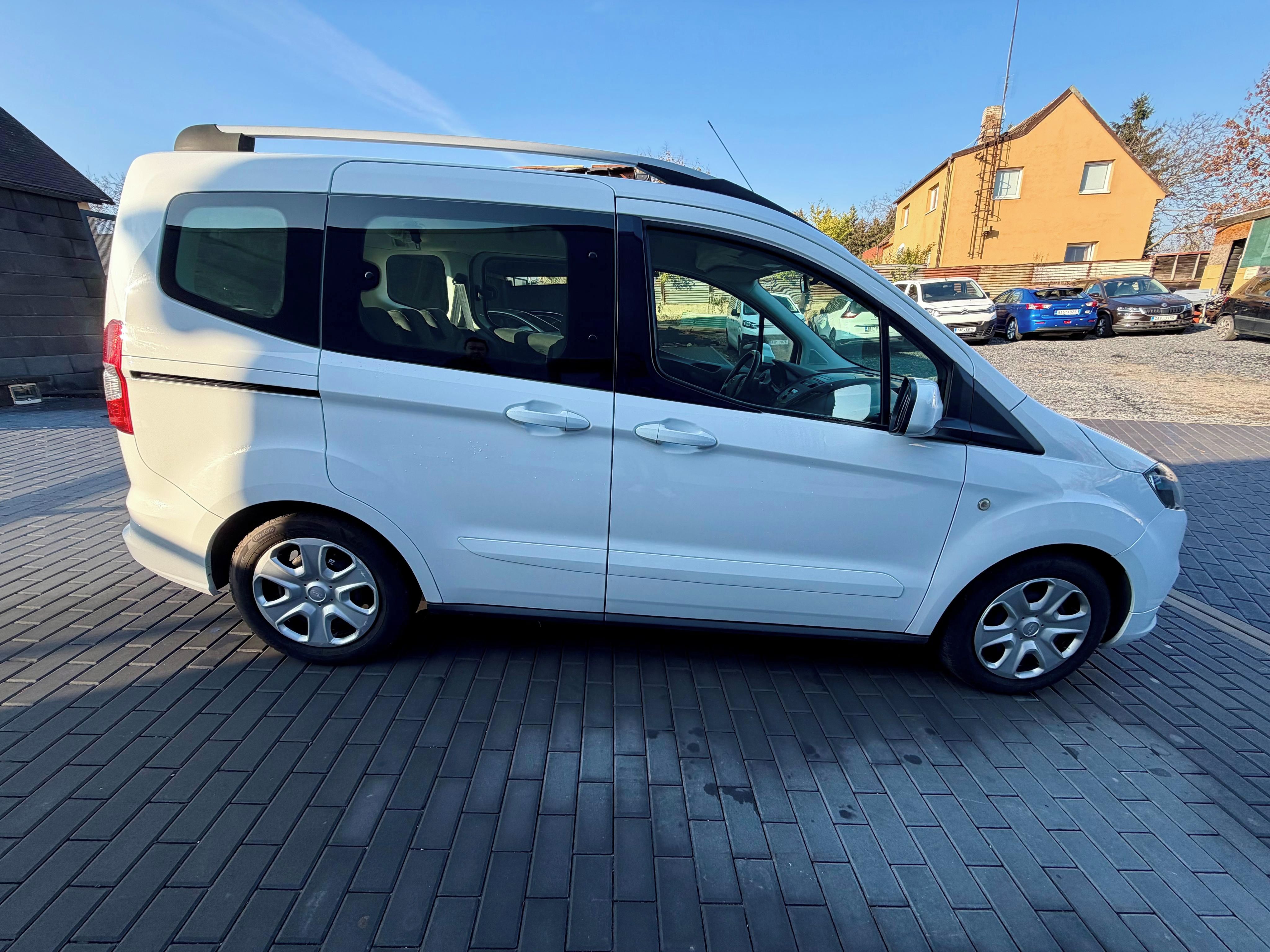 Ford Tourneo Courier, 1,0i ECO BOOST 74KW - fotka 4