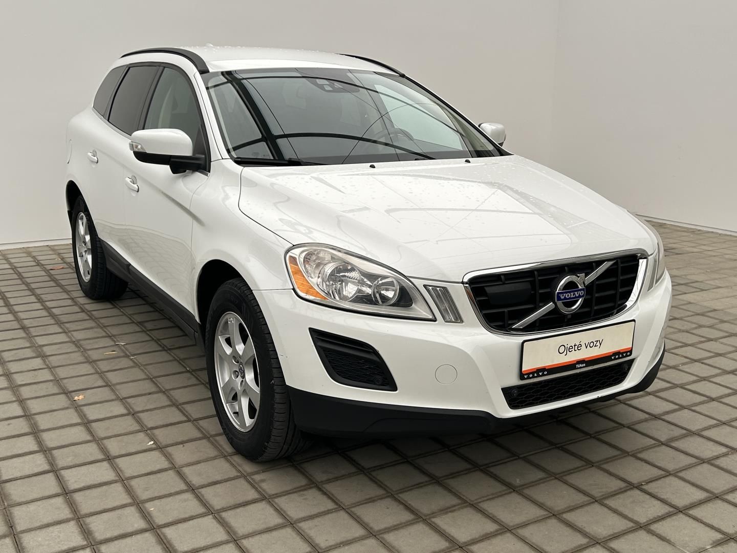 Volvo XC60, 2.4D4 120kW 4x4  Momentum - fotka 3