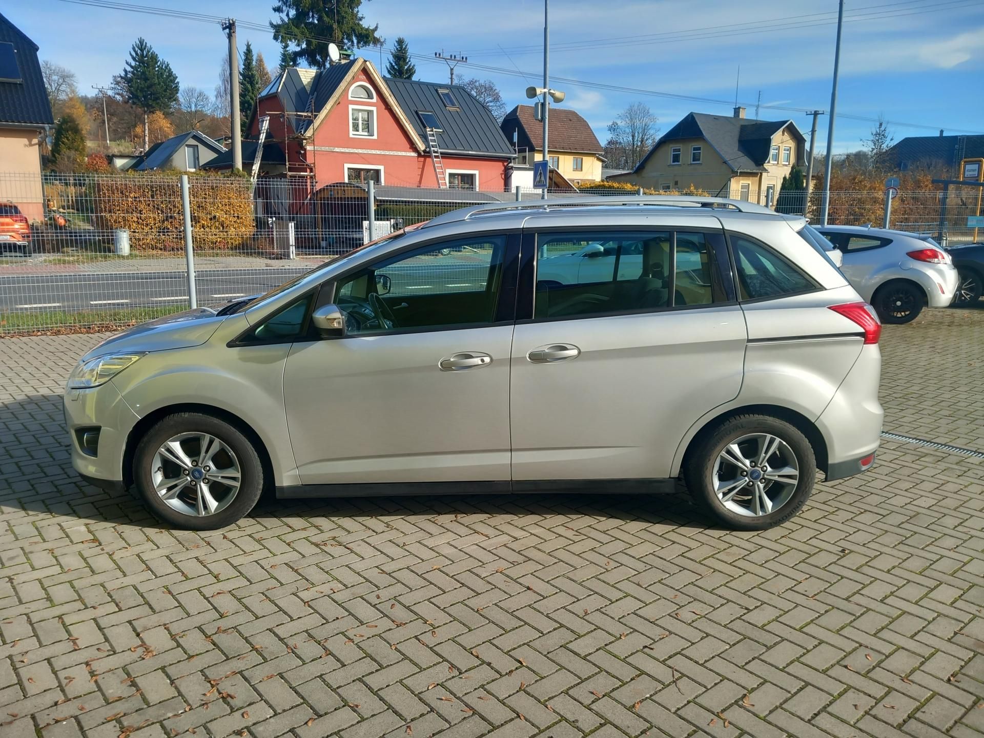 Ford Grand C-MAX, 7 MÍST NAVIGACE POUZE 93t.KM! - fotka 4