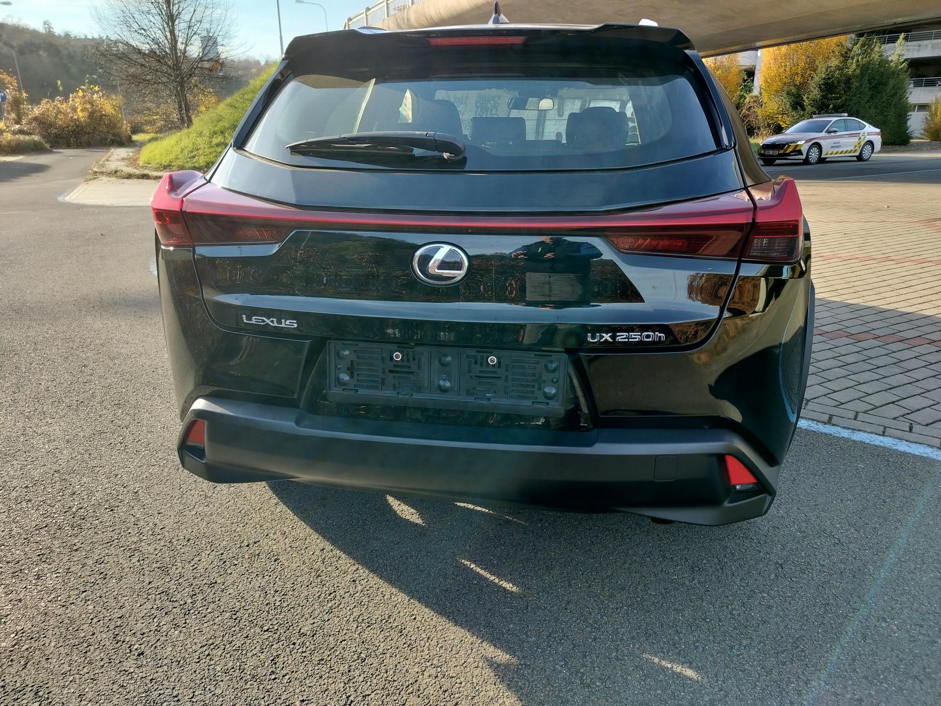 Lexus UX 250h, kožené a vyhřívané sedačky - fotka 6