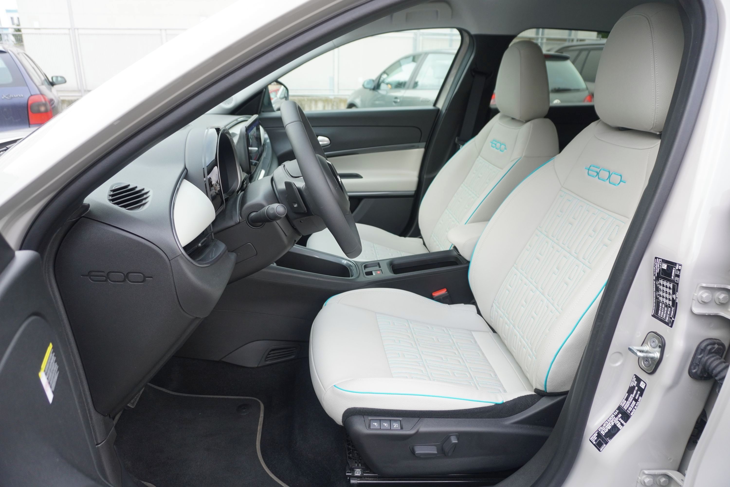 Fiat 600, 1,2 145 hybrid eDCT6 LA Prima - fotka 6