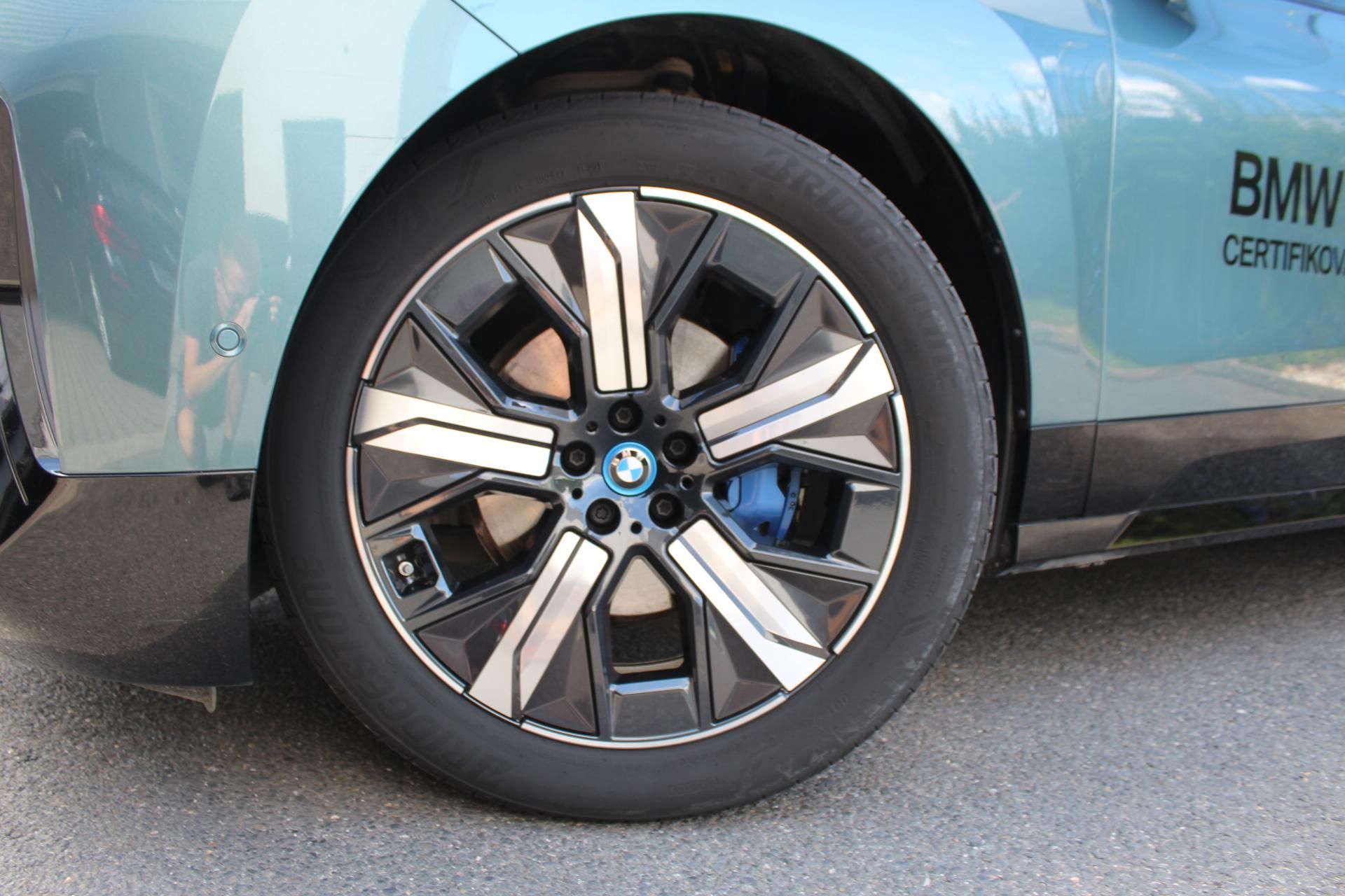 BMW iX, xDrive40 - fotka 6