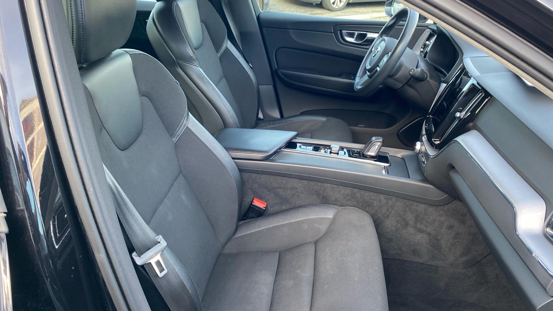 Volvo XC60, MOMENTUM PRO, B4 AWD, 145+10 k - fotka 6