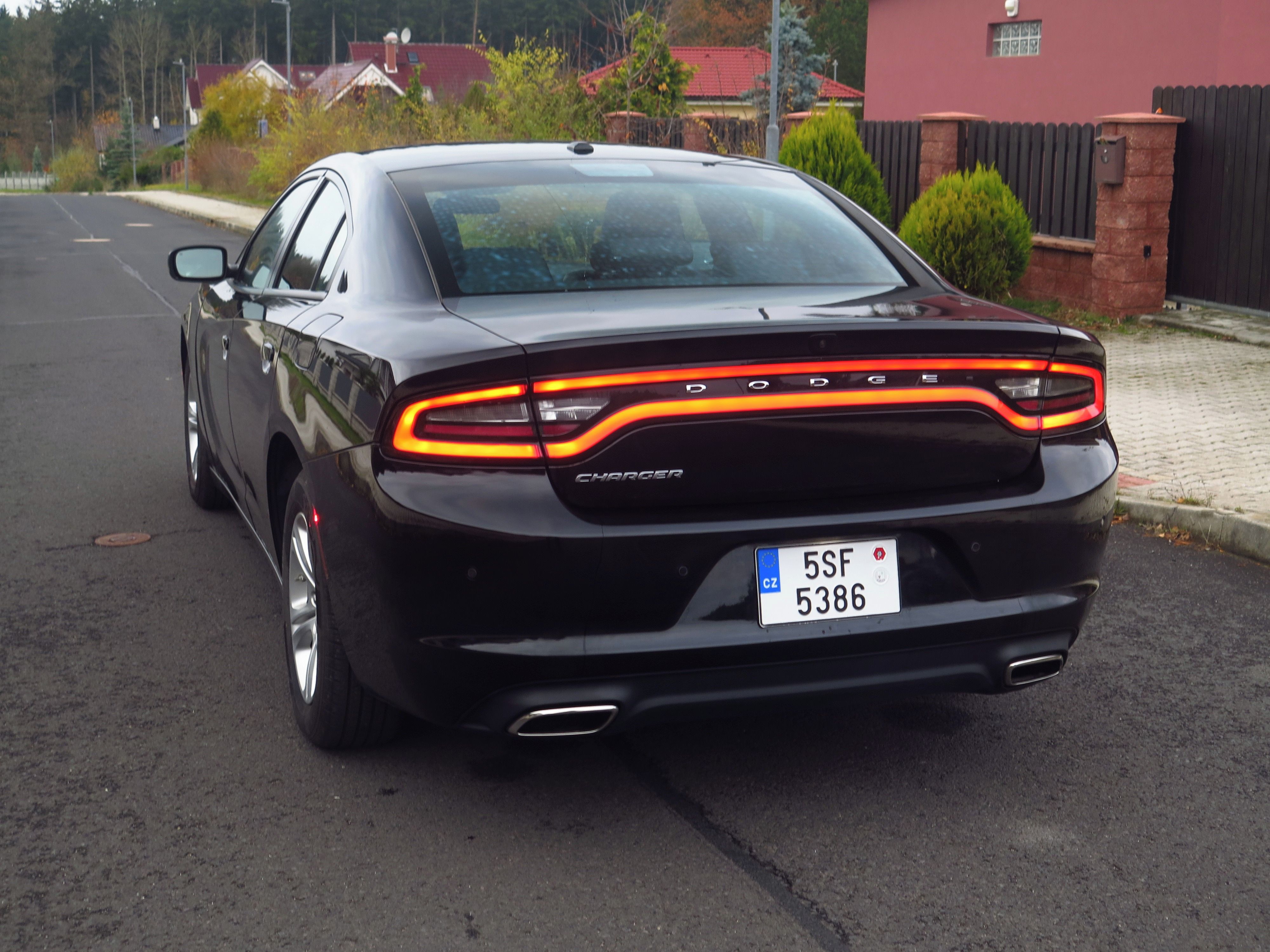 Dodge Charger, 3.6 V6 - DPH - SRT vzhled - fotka 5