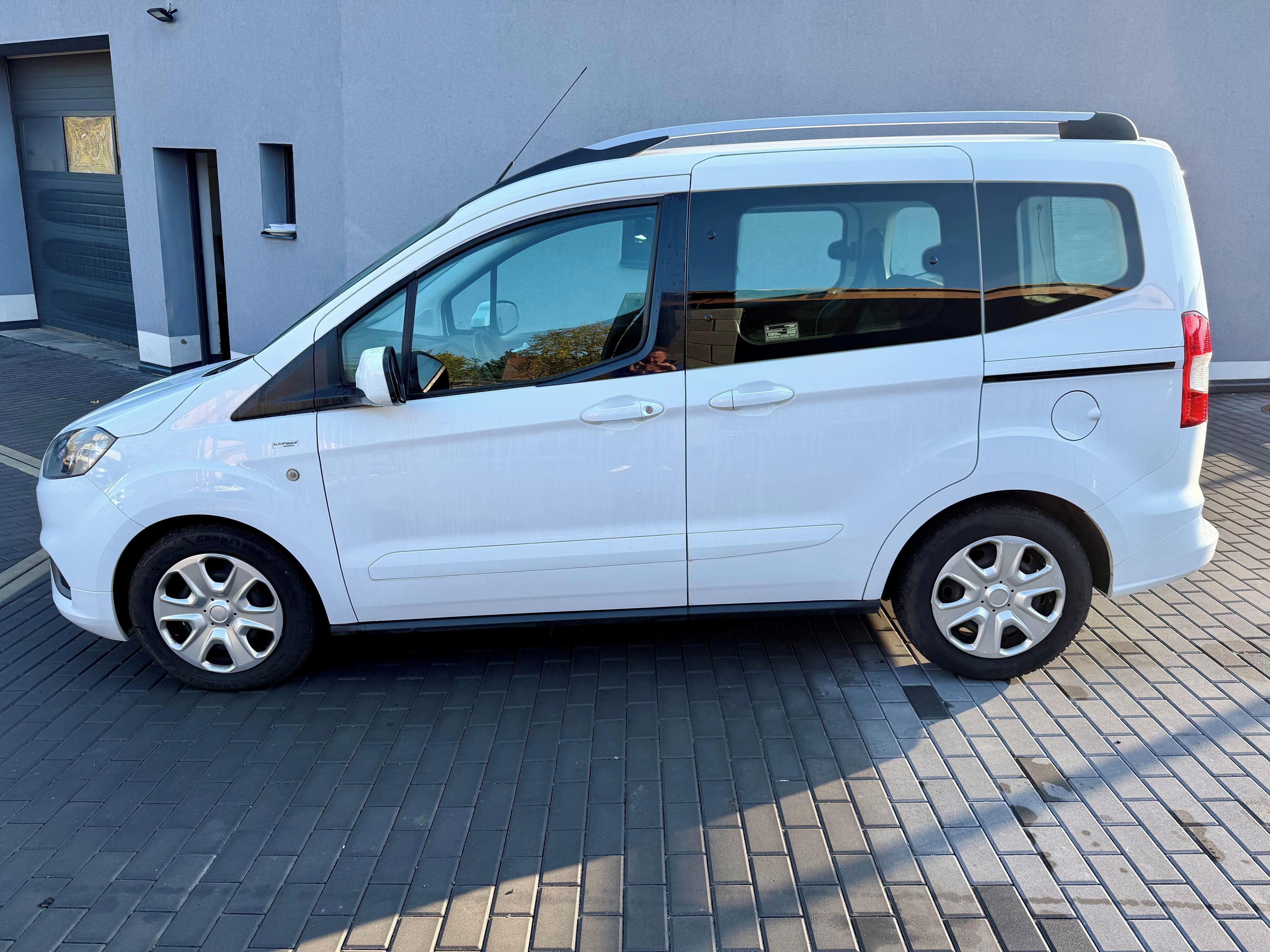 Ford Tourneo Courier, 1,0i ECO BOOST 74KW - fotka 5