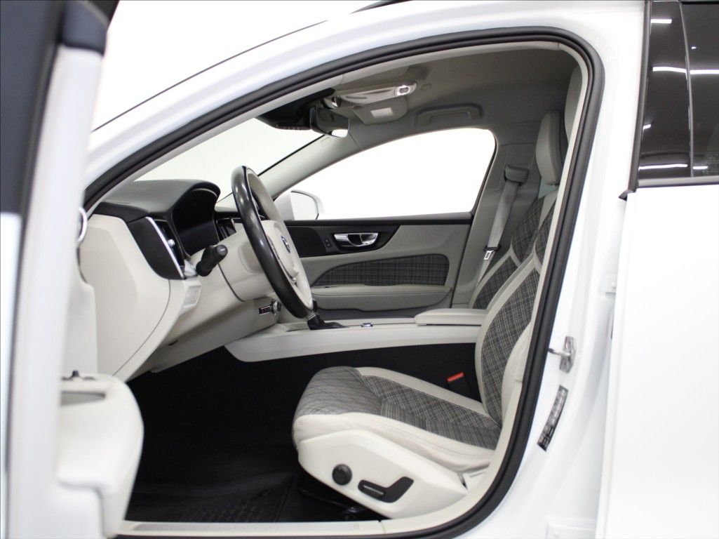 Volvo V60, 2,0 D3 110kW AT Mom.2xSady - fotka 6