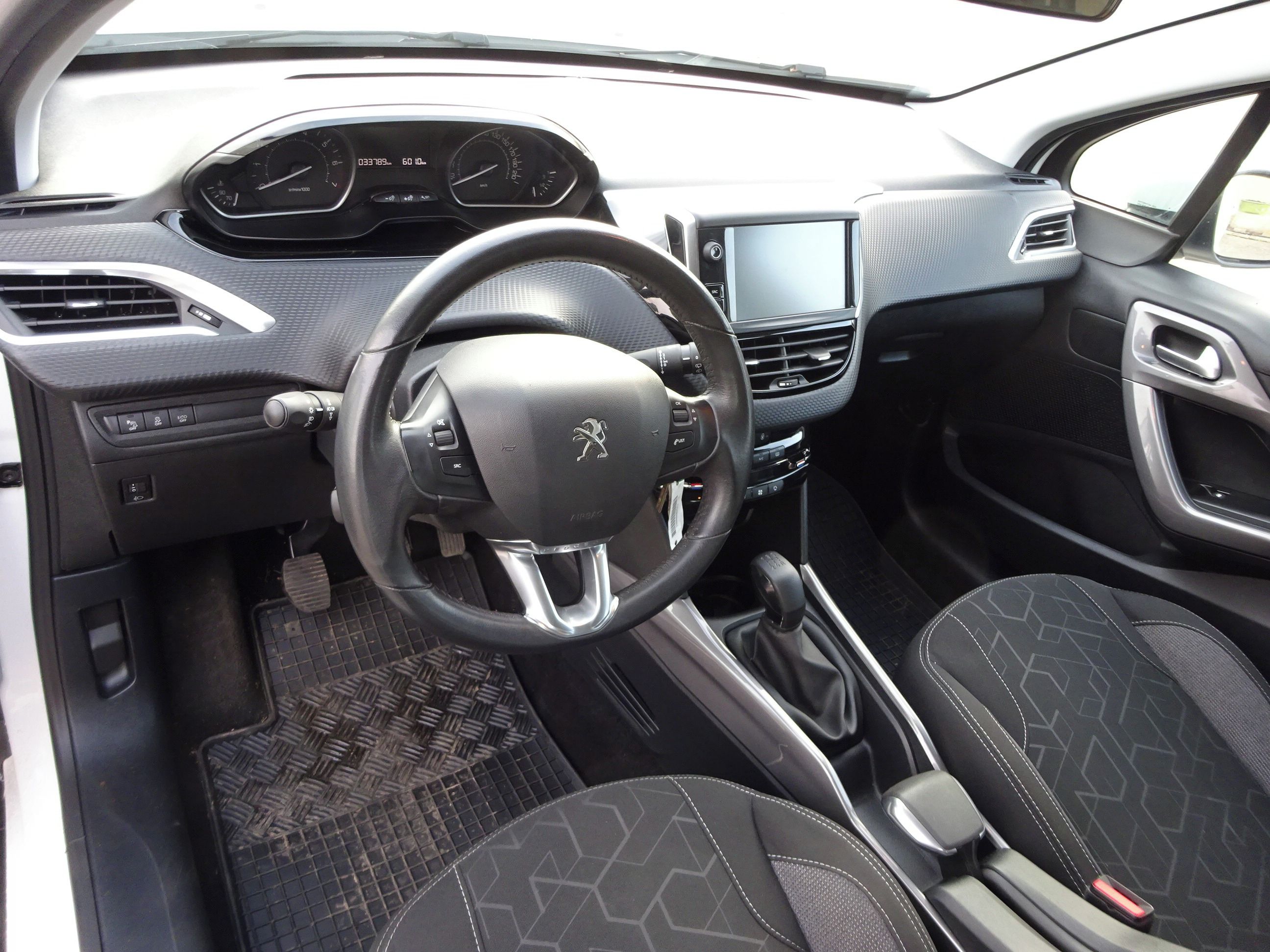 Peugeot 2008, 1.2 Pure 2.Maj.serv.kníž. 81kw - fotka 5