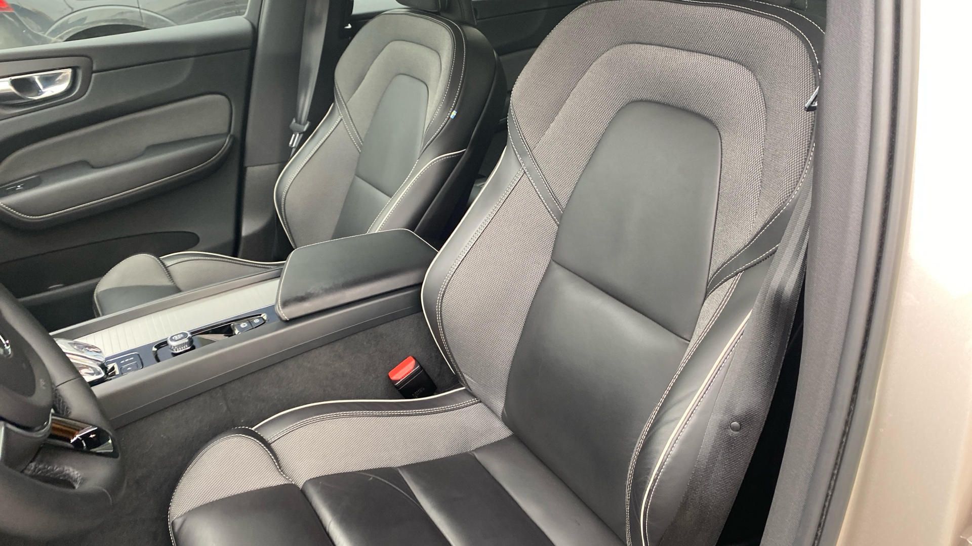 Volvo XC60, PLUS BRIGHT, B4 AWD, 145+10 kW - fotka 4