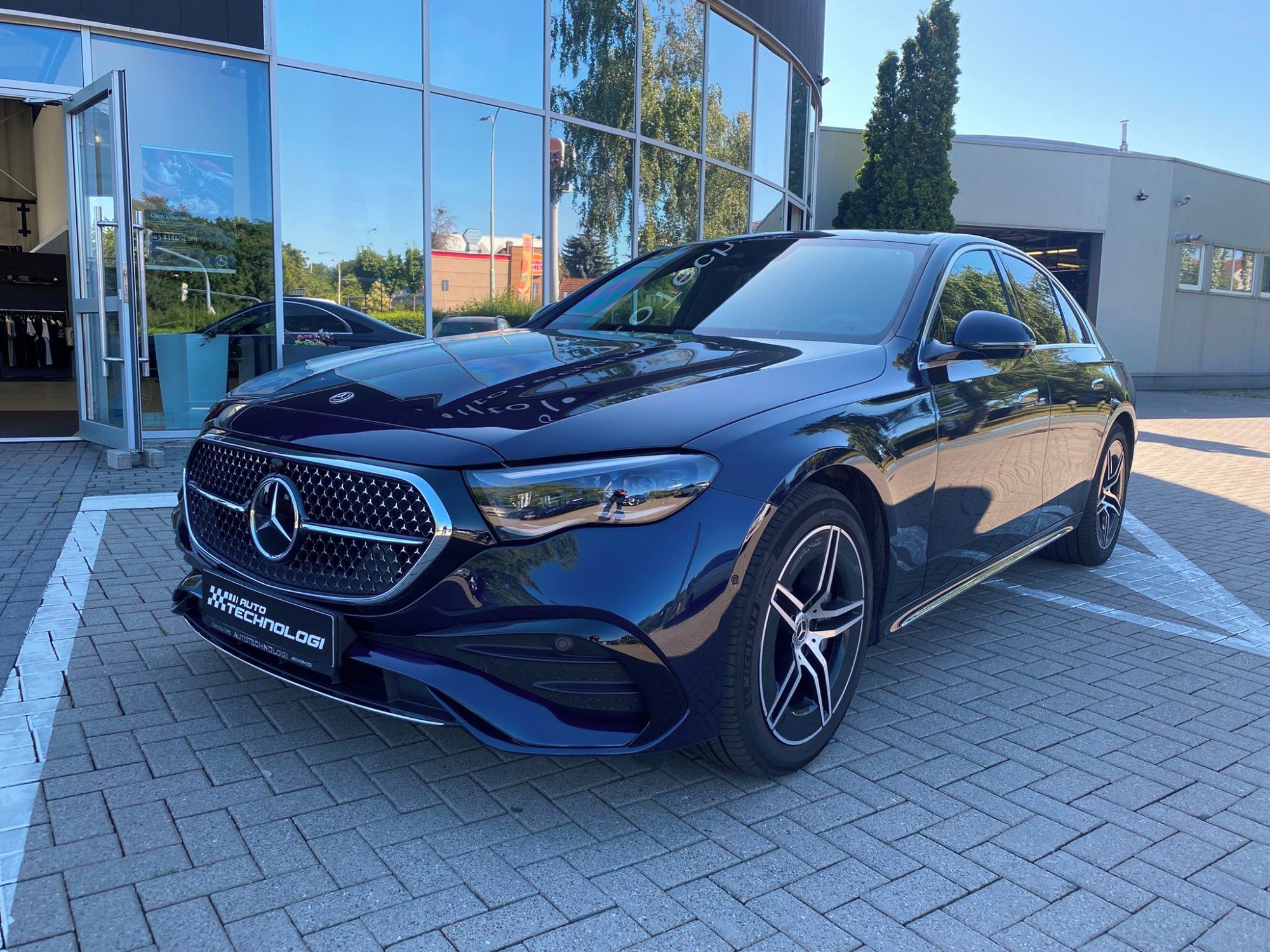 Mercedes-Benz Třídy E, 220 D 4MATIC - fotka 2