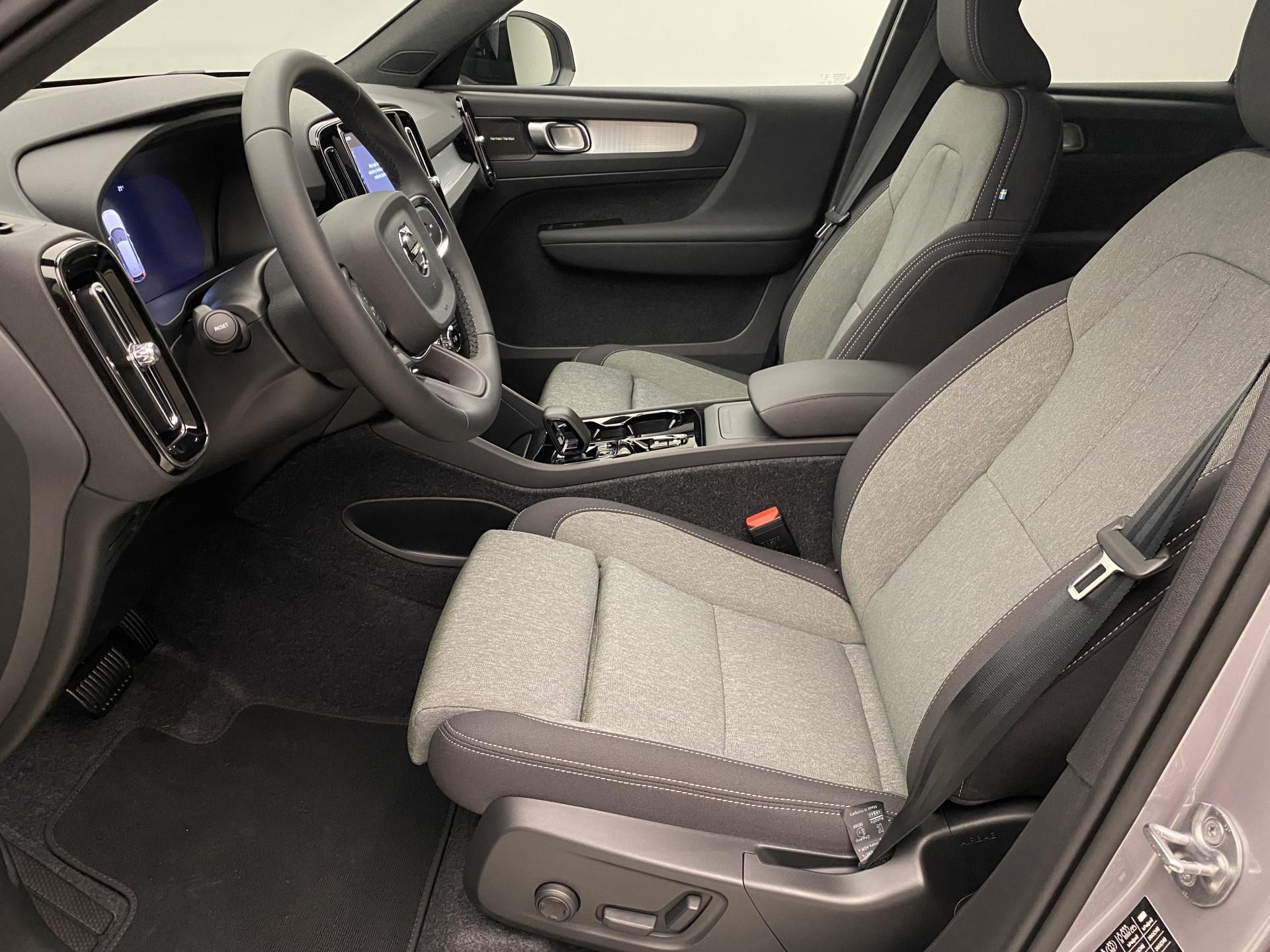 Volvo XC40, B3 AUT DARK PLUS - fotka 3