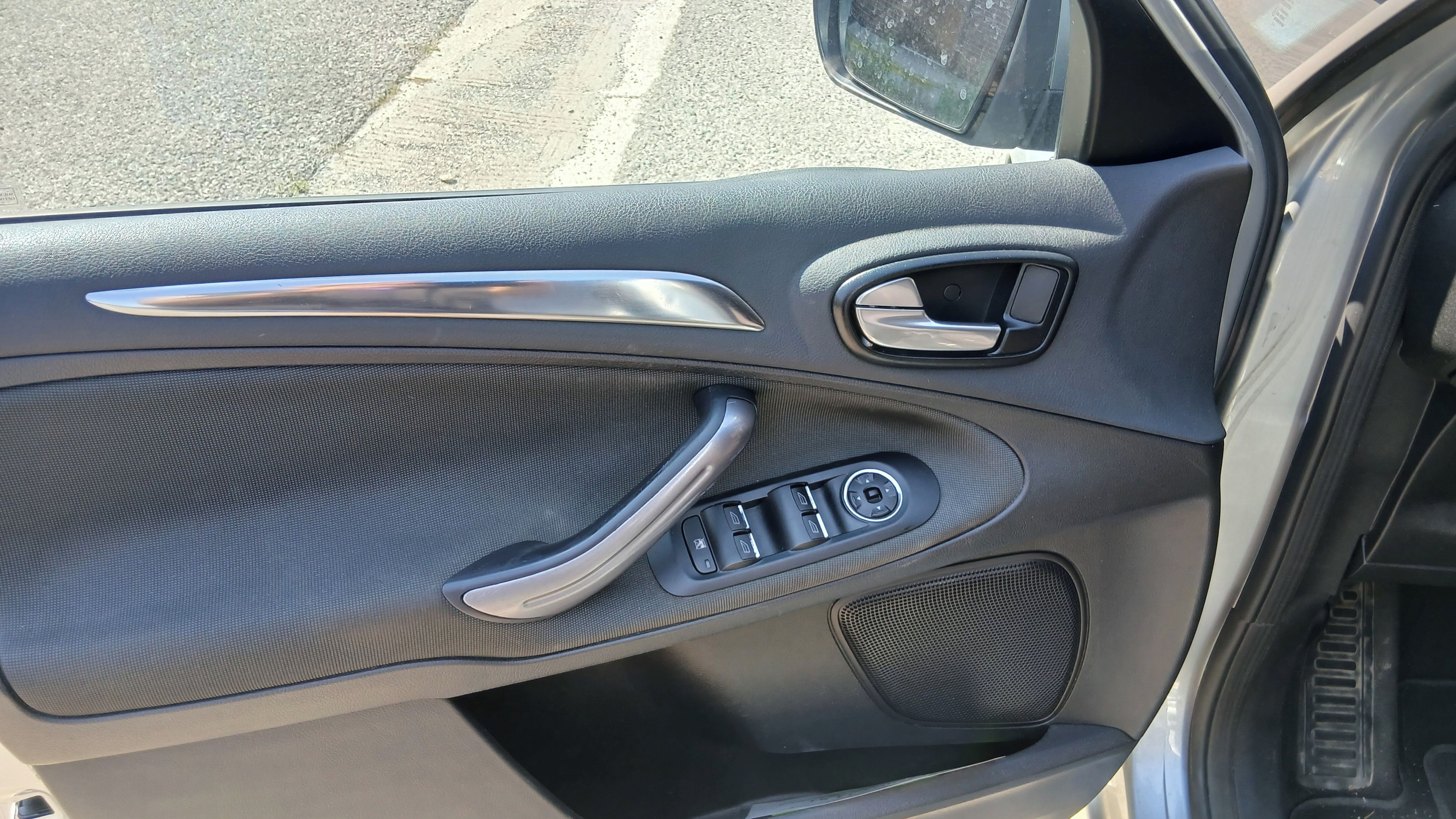 Ford S-MAX, 2,0 TDi 96kW automat - fotka 5