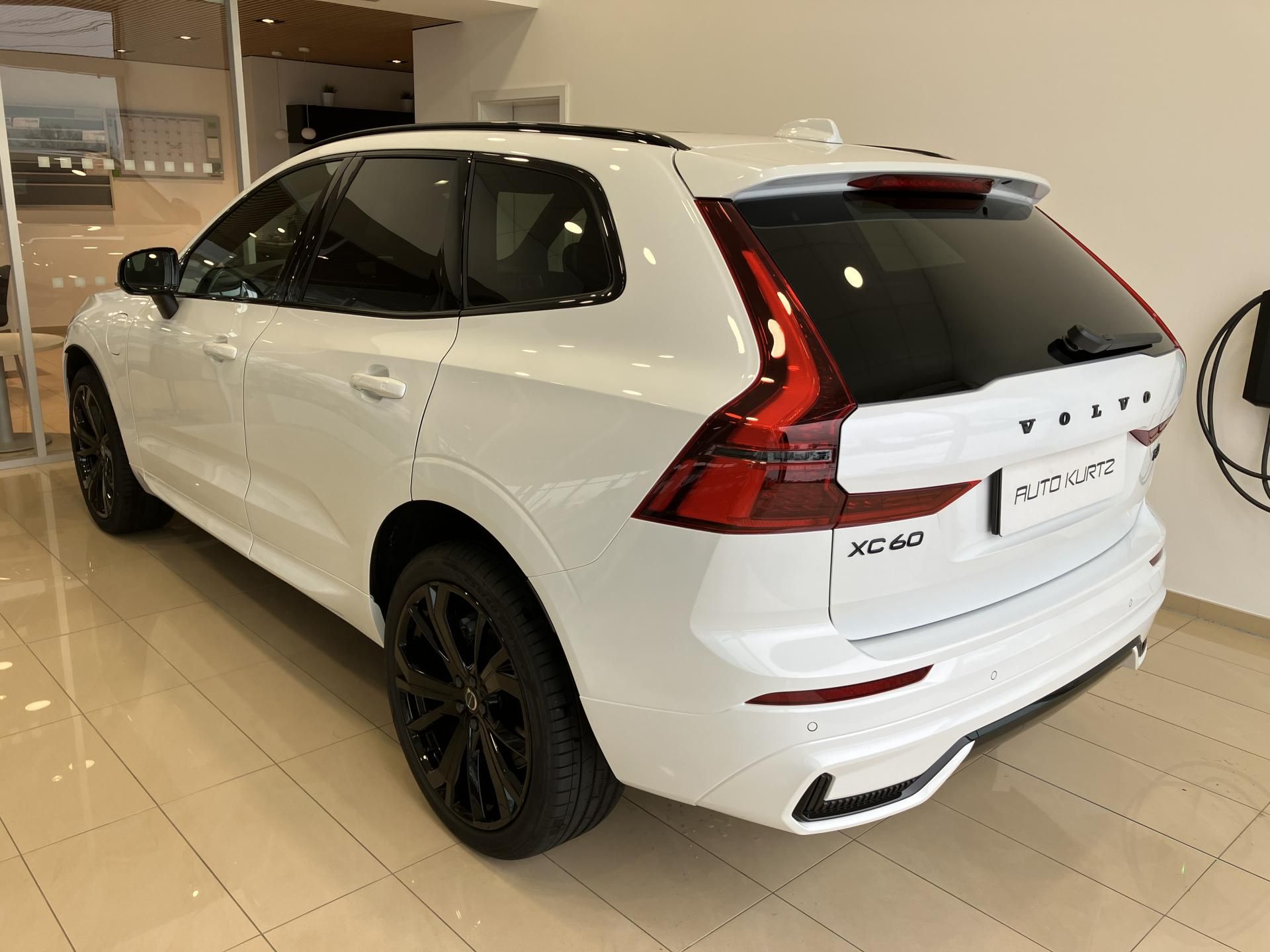 Volvo XC60, T6 AWD Black Edition Plus AT8 - fotka 6