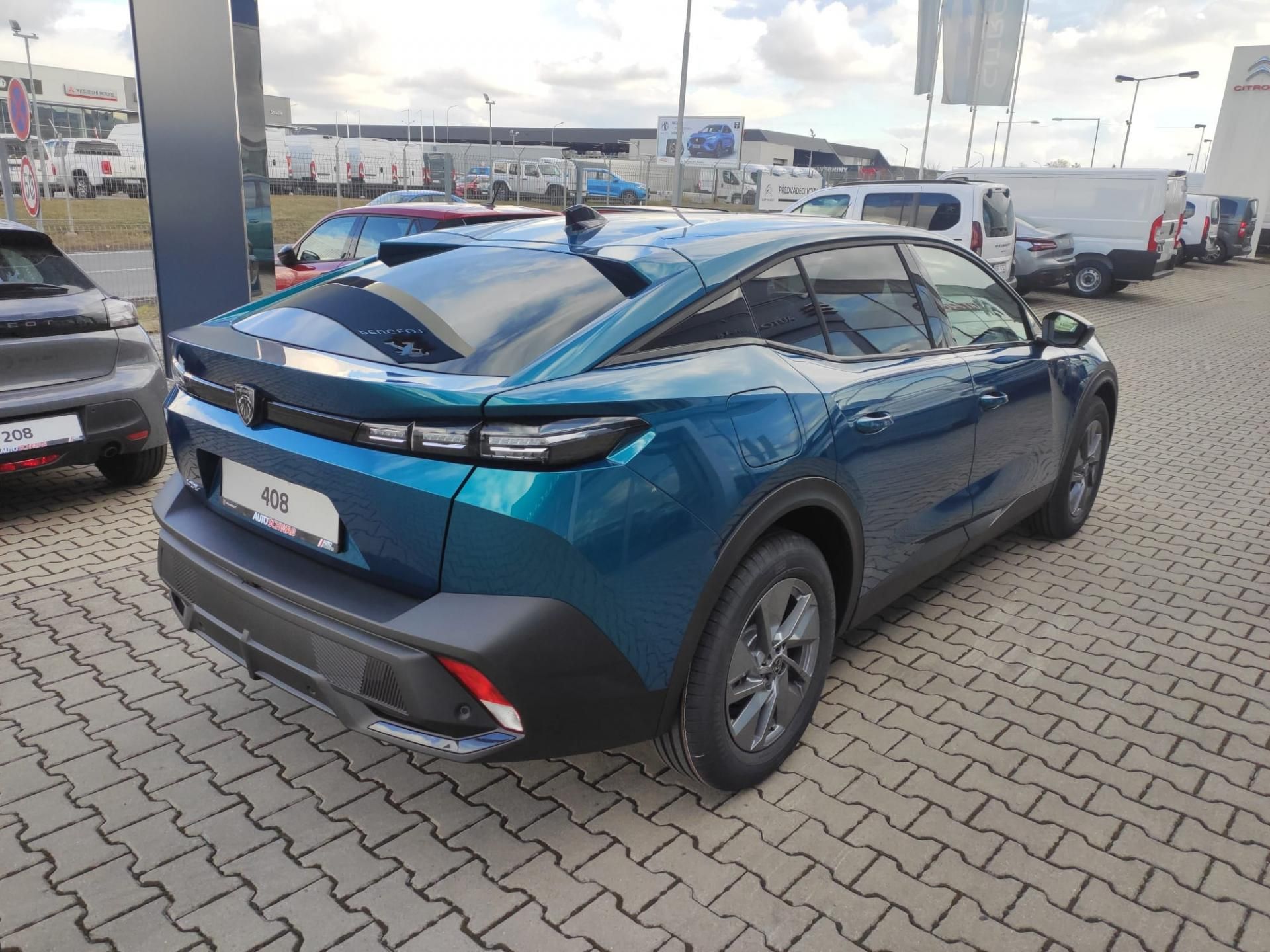 Peugeot 408, ALLURE Hybrid 145k  4 kamery - fotka 4