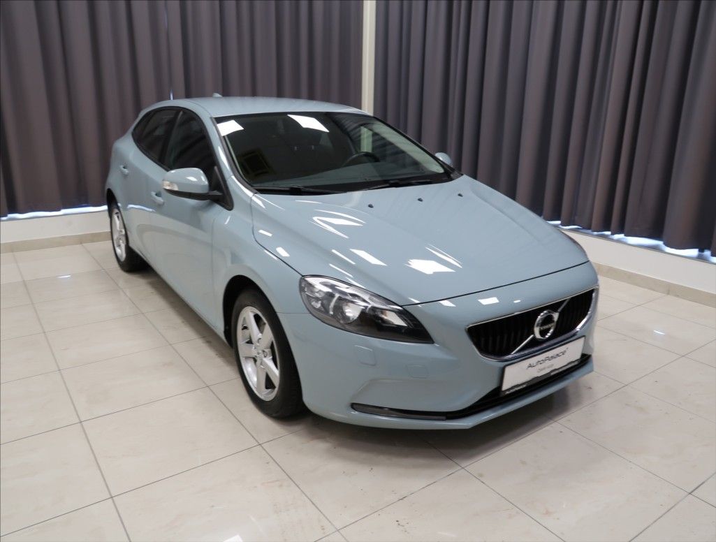 Volvo V40, 2,0 D AUT NEZ. TOPENÍ - fotka 3