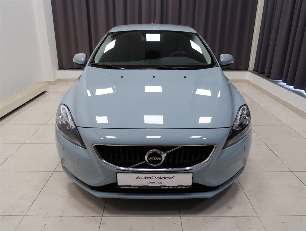 Volvo V40, 2,0 D AUT NEZ. TOPENÍ - fotka 2