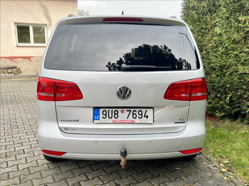 Volkswagen Touran, 1,6 TDi  NAVI / kamera / ALU - fotka 4