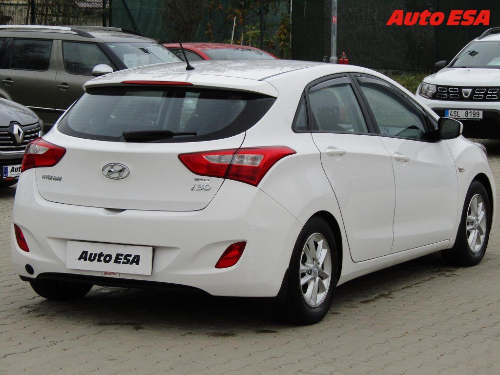 Hyundai i30, 1.6i,1.maj,ČR,AC,temp - fotka 6