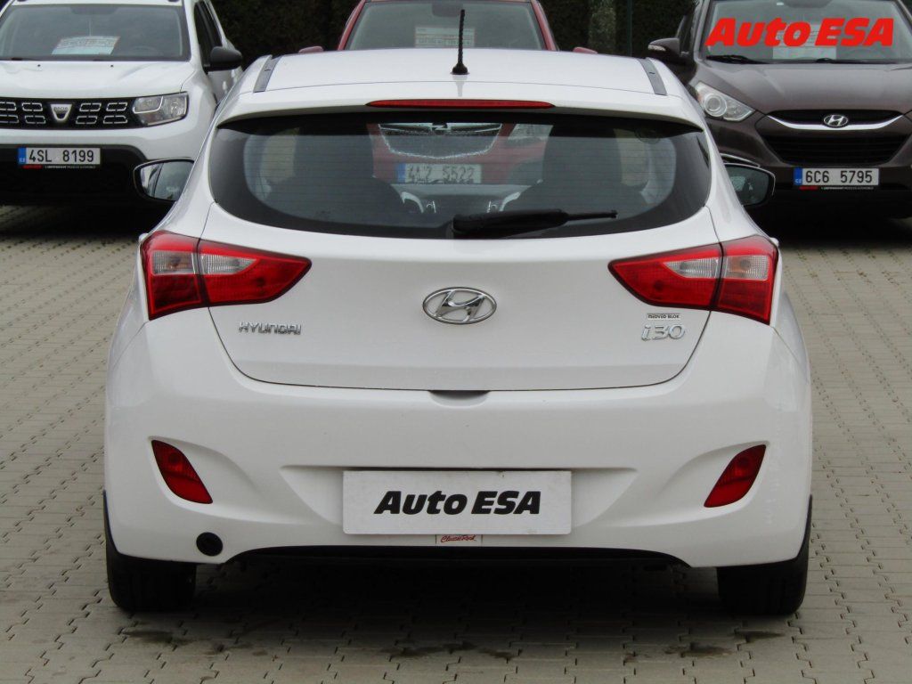 Hyundai i30, 1.6i,1.maj,ČR,AC,temp - fotka 5