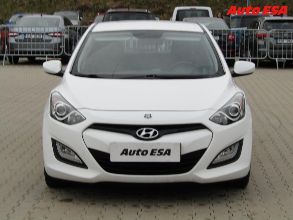Hyundai i30, 1.6i,1.maj,ČR,AC,temp - fotka 2