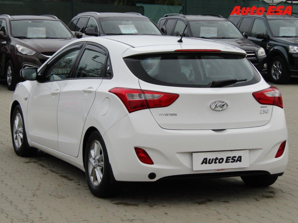Hyundai i30, 1.6i,1.maj,ČR,AC,temp - fotka 4