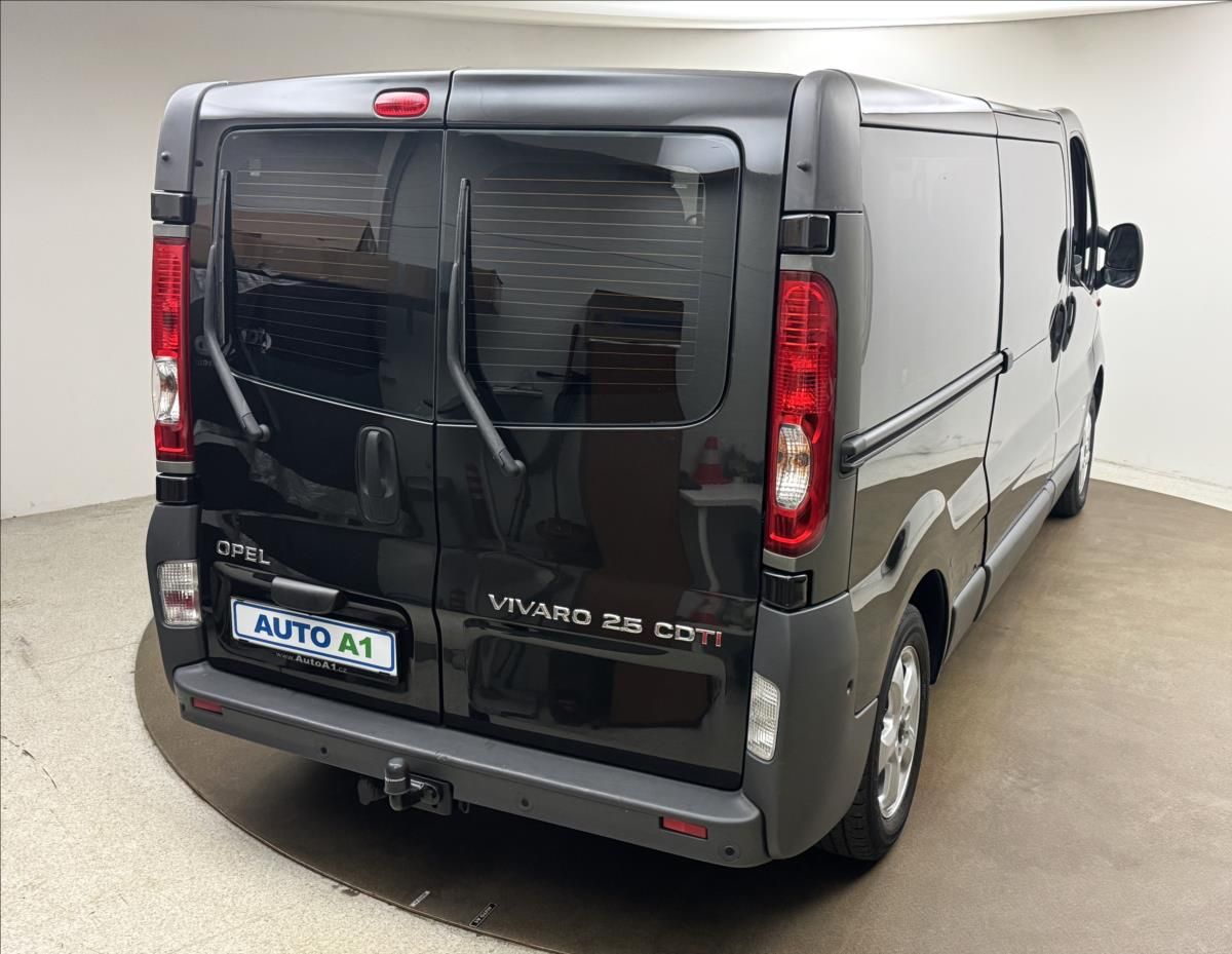 Opel Vivaro, 2,5 107kW 9MÍST AC TAŽNÉ 1.MAJ - fotka 4