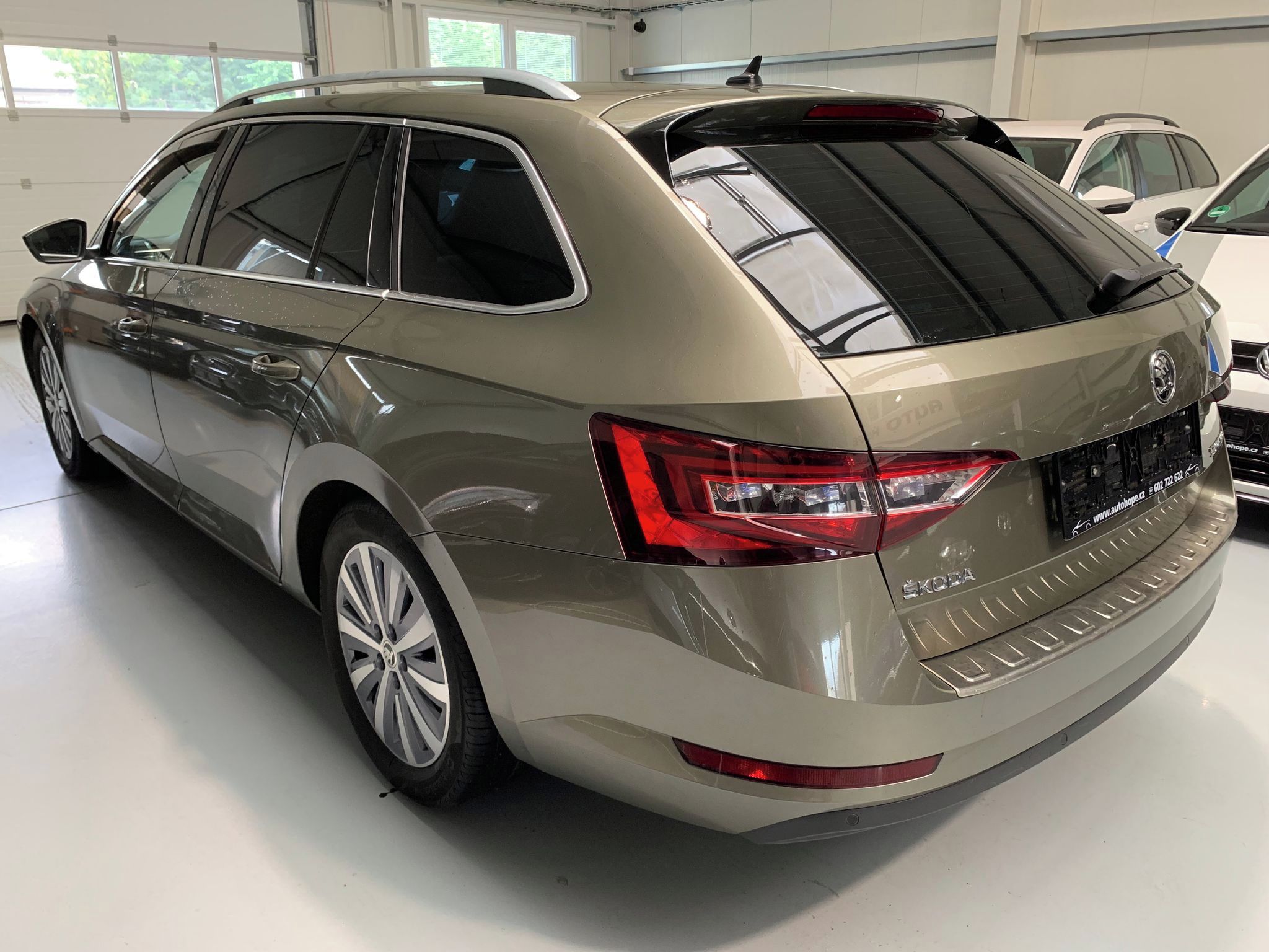 Škoda Superb, combi 2,0 TDi DSG LaK - fotka 4