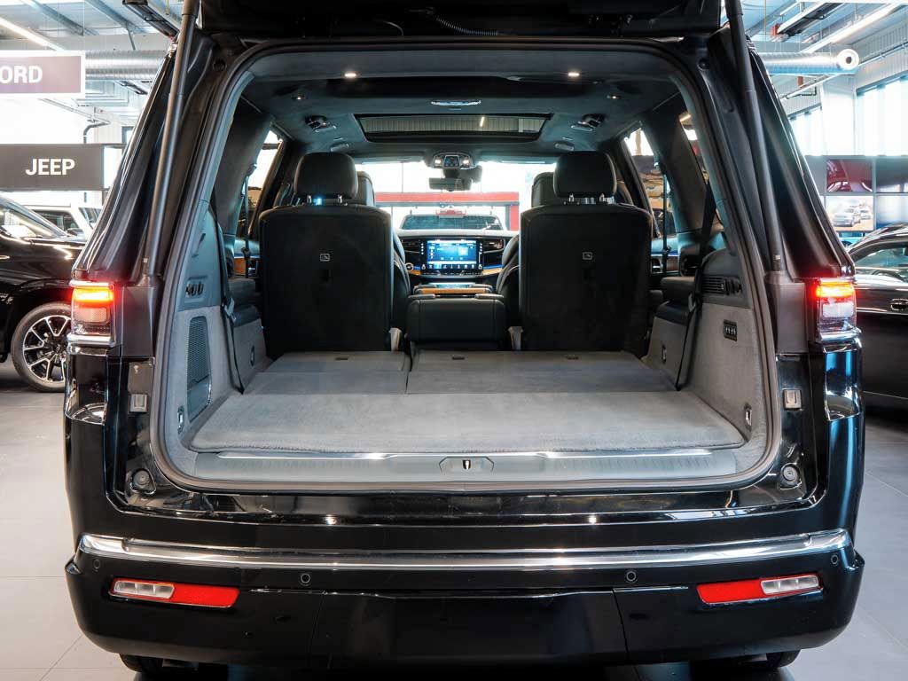 Jeep Grand Wagoneer, 6.4 V8 HEMI Series III, masáže - fotka 6
