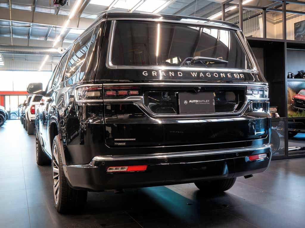 Jeep Grand Wagoneer, 6.4 V8 HEMI Series III, masáže - fotka 3