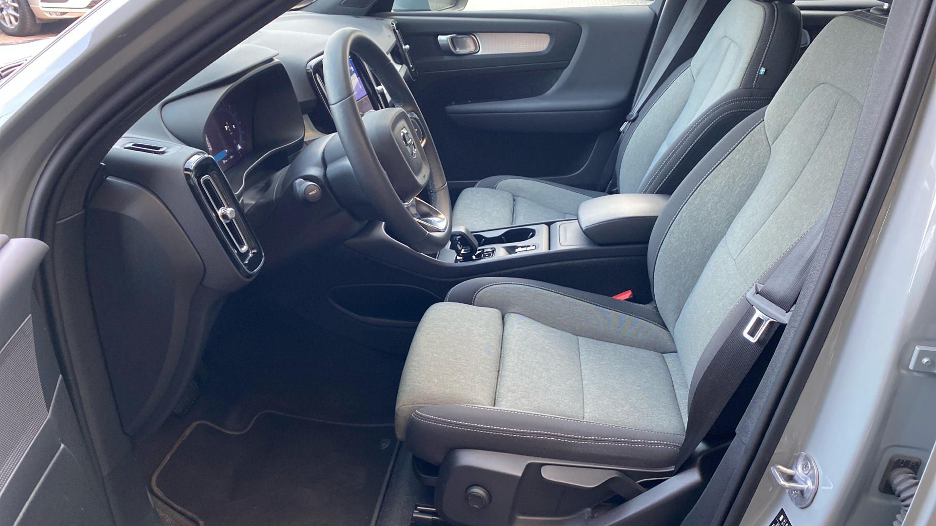 Volvo XC40, CORE, B3 FWD, 120+10 kW / 163+ - fotka 4