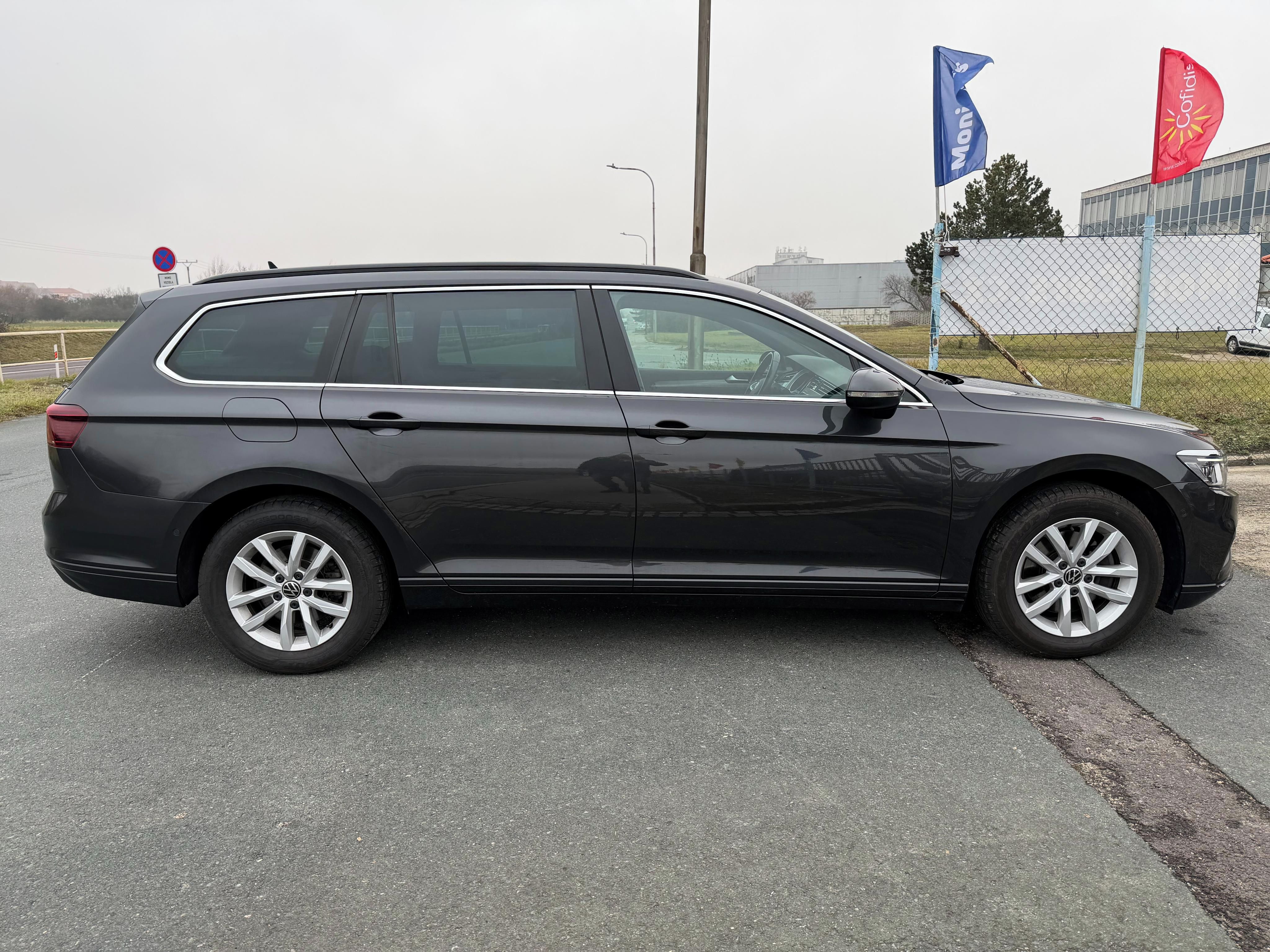 Volkswagen Passat, 2.0 TDi 140kW DSG, VÝBAVA - fotka 4