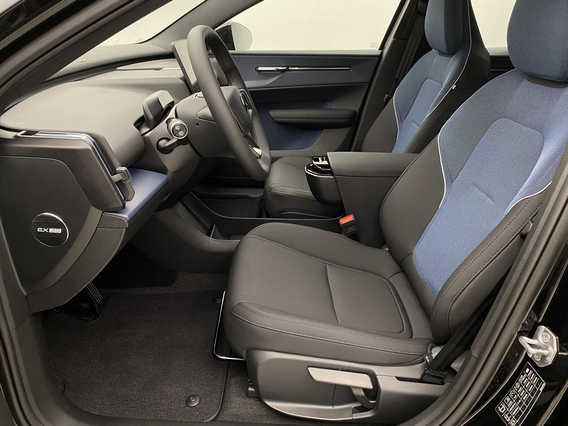 Volvo EX30, PURE ELECTRIC SINGLE PLUS - fotka 3