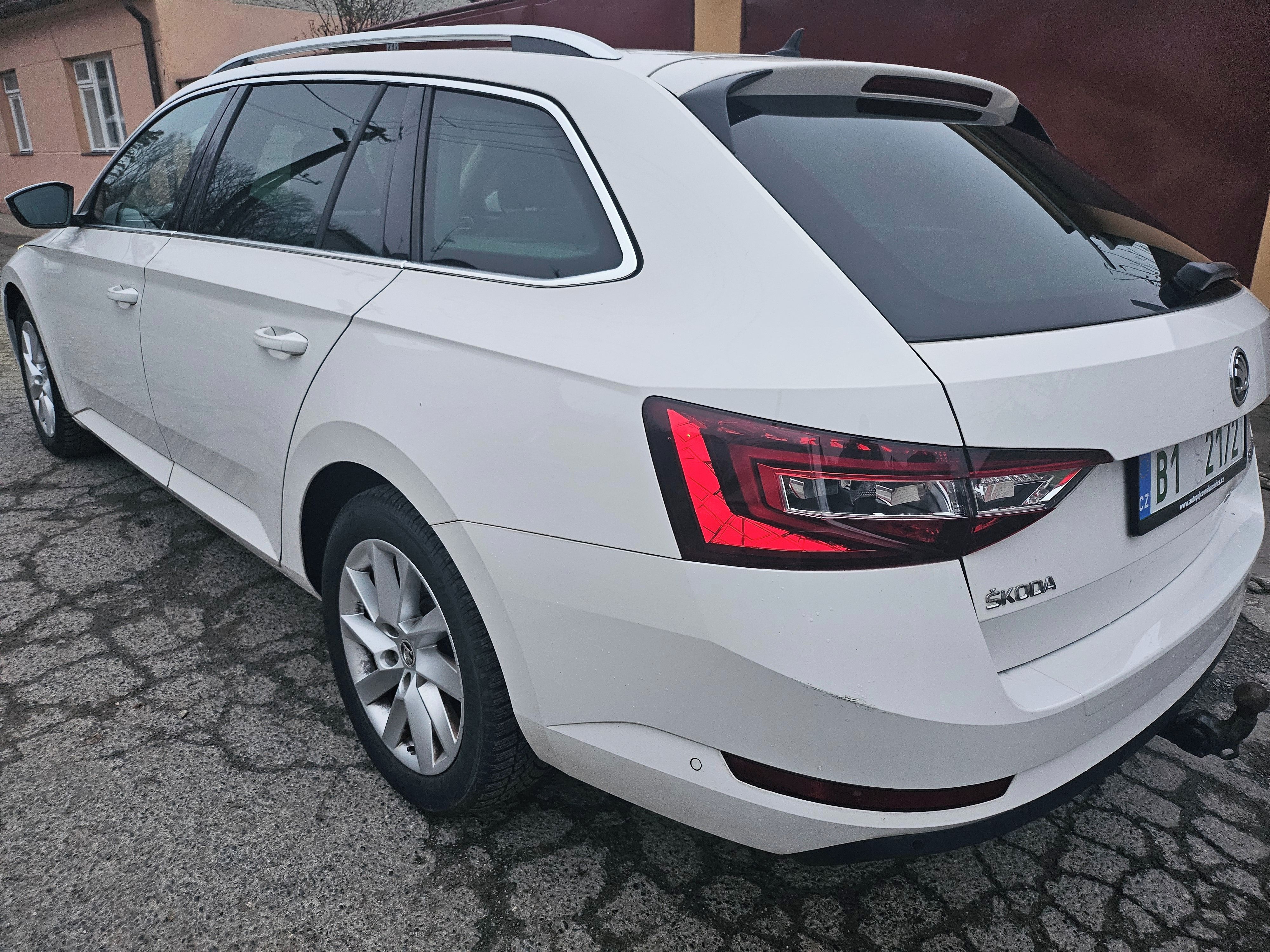 Škoda Superb, 4x4 Combi 110kw,kamera,navi. - fotka 4