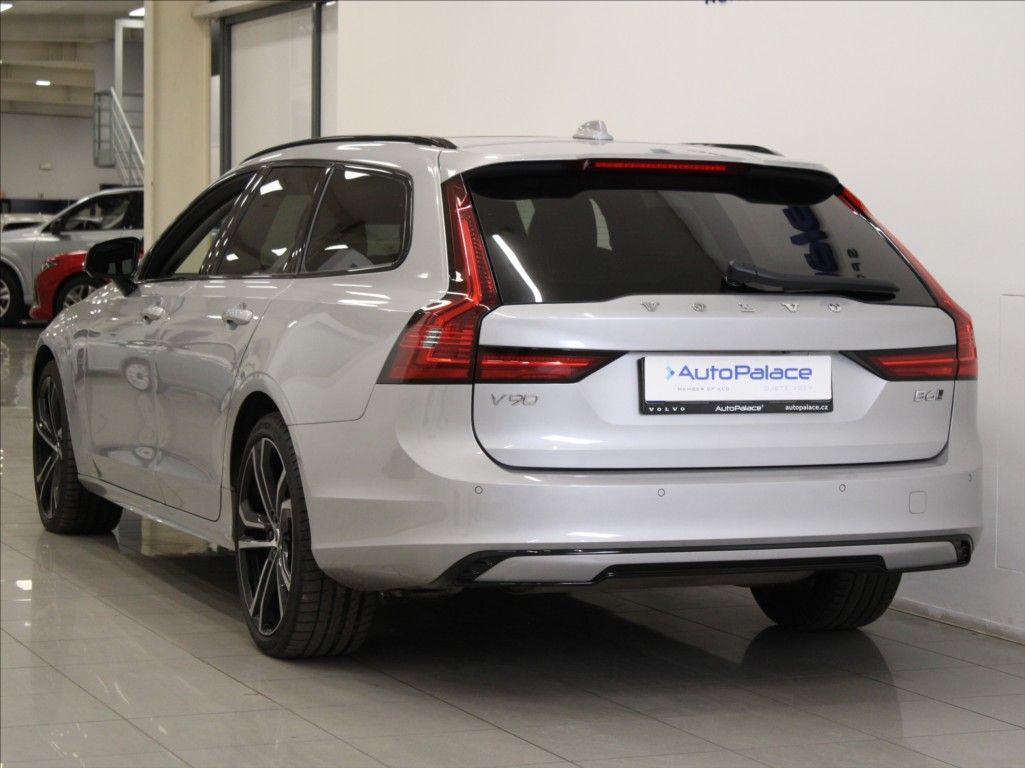 Volvo V90, 2,0 B6 AWD Ultimate Dark B&W - fotka 3