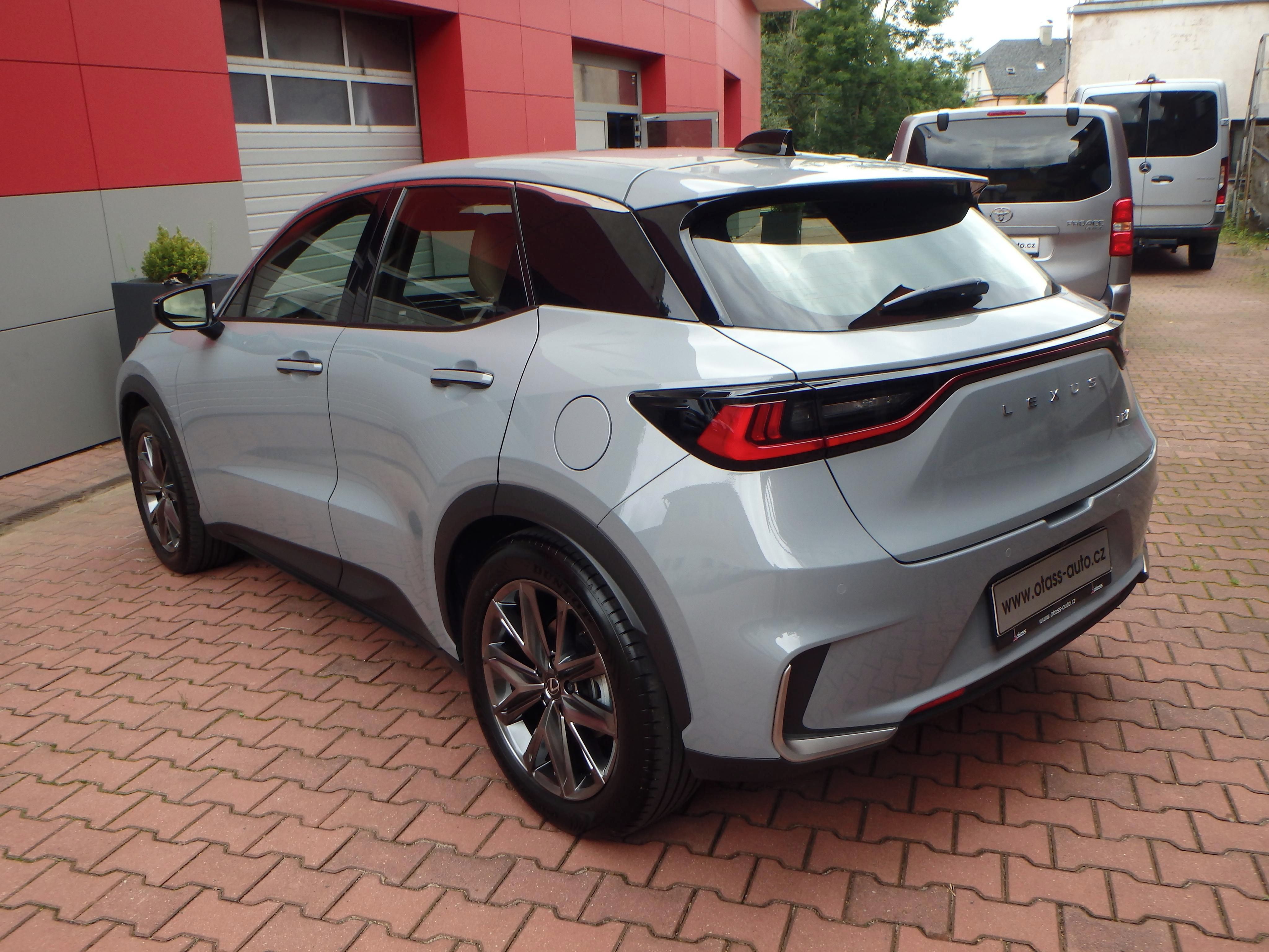 Lexus LBX, 4x4 Elegant Tech,z-5let/160tis - fotka 5