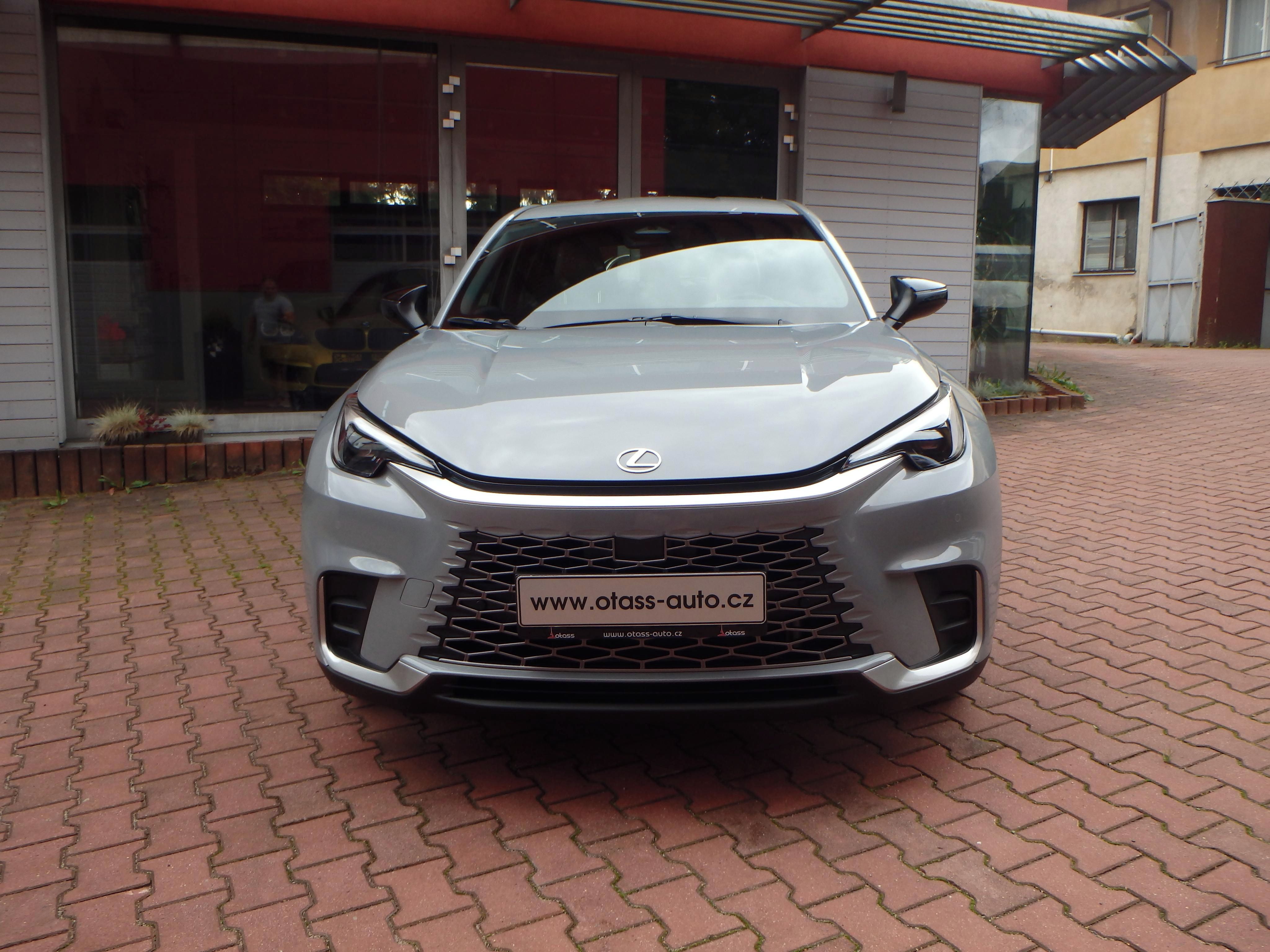Lexus LBX, 4x4 Elegant Tech,z-5let/160tis - fotka 2