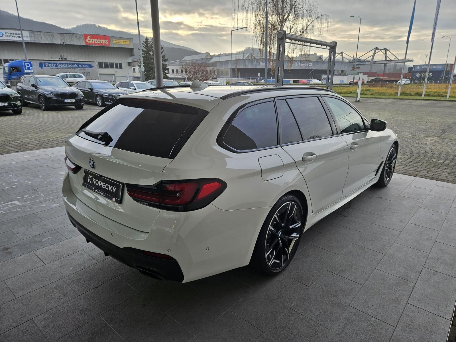 BMW Řada 5, 530d xDrive Touring M Sport - fotka 6