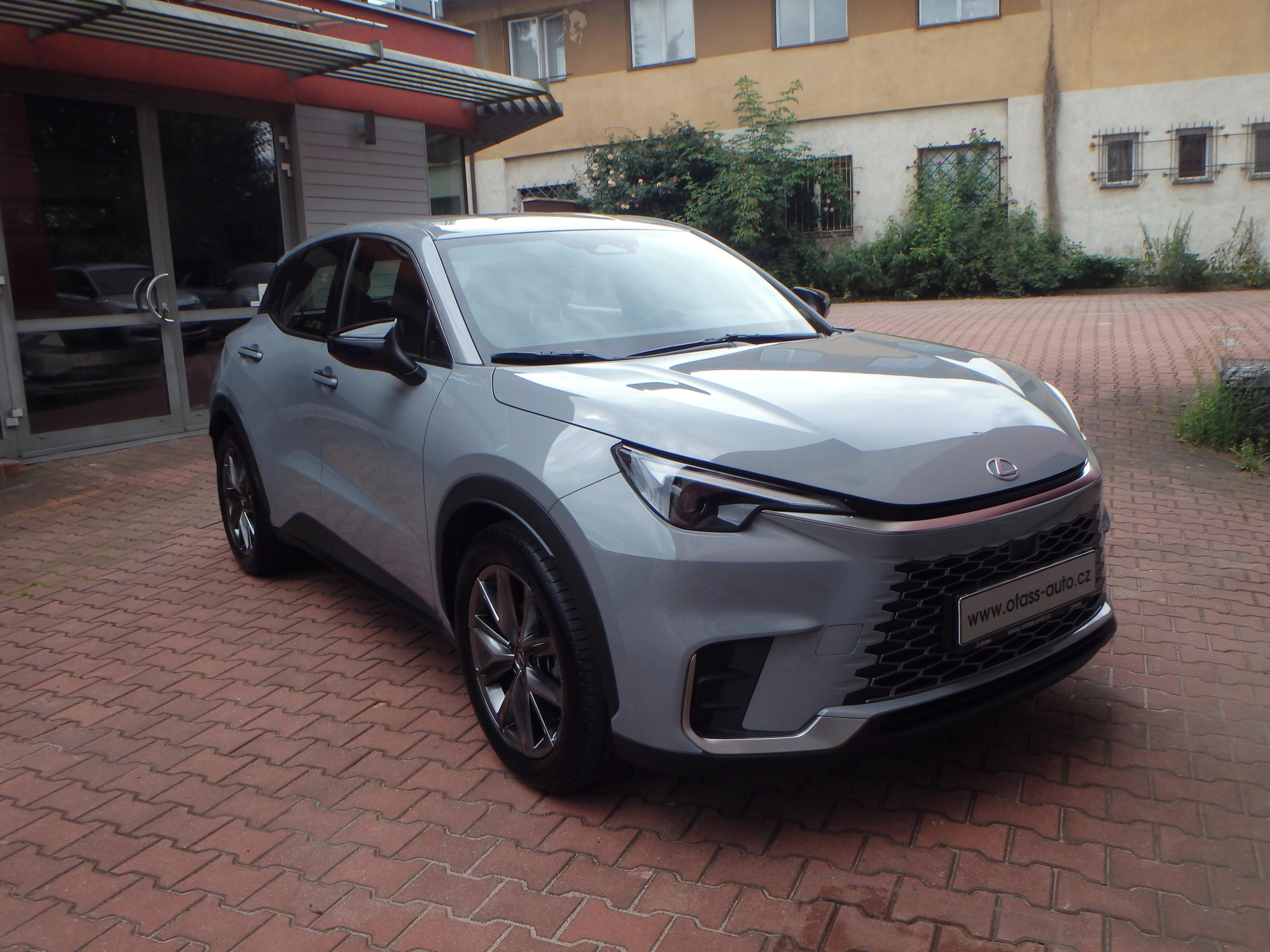 Lexus LBX, 4x4 Elegant Tech,z-5let/160tis - fotka 4