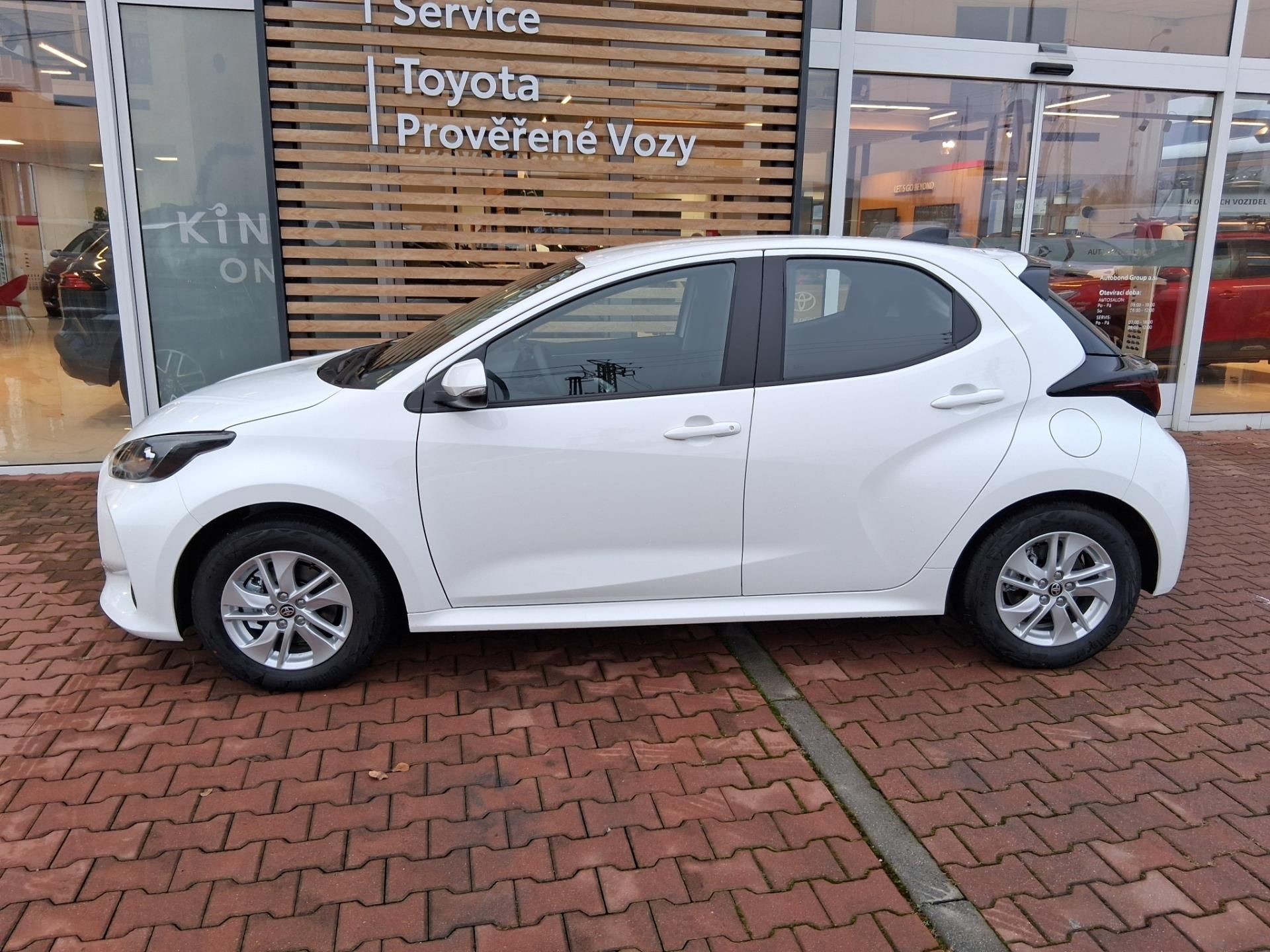 Toyota Yaris, 1,5 HEV 116K COMFORT + ZIMNÍ K - fotka 6